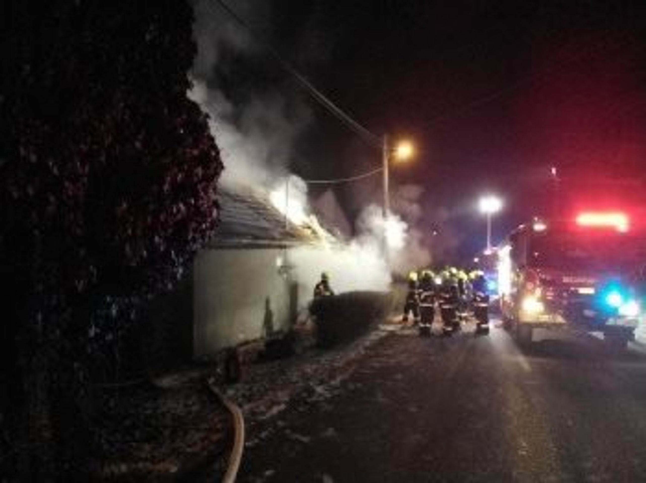 Požár domu na Přerovsku -2 - Hořel byt v Chomutově a domy na Přerovsku a Znojemsku (3/5)