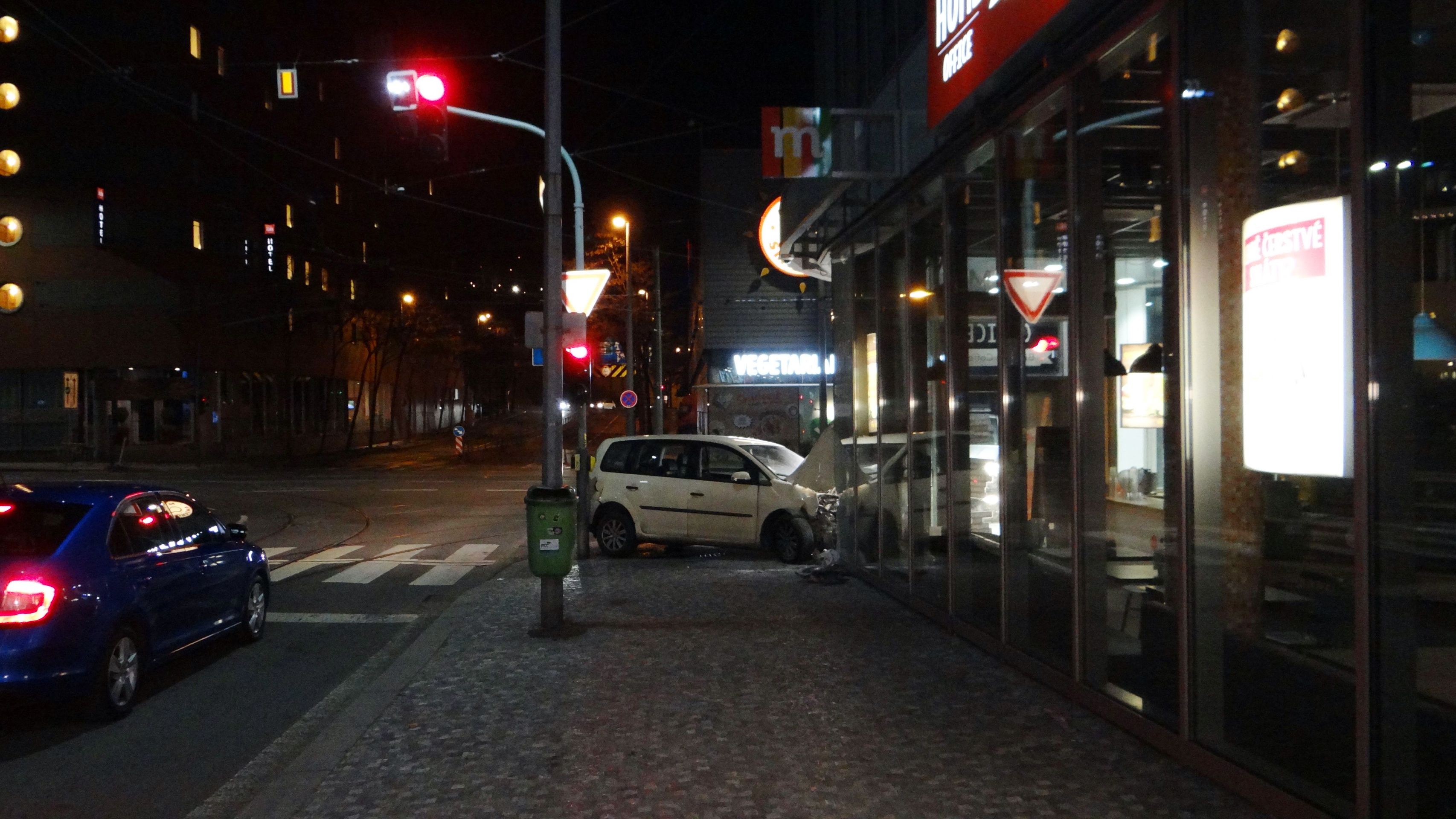 Auto prolétlo křižovatkou a zastavilo se o roh paláce. - GALERIE: Řidič narazil v Praze do bistra (6/6)