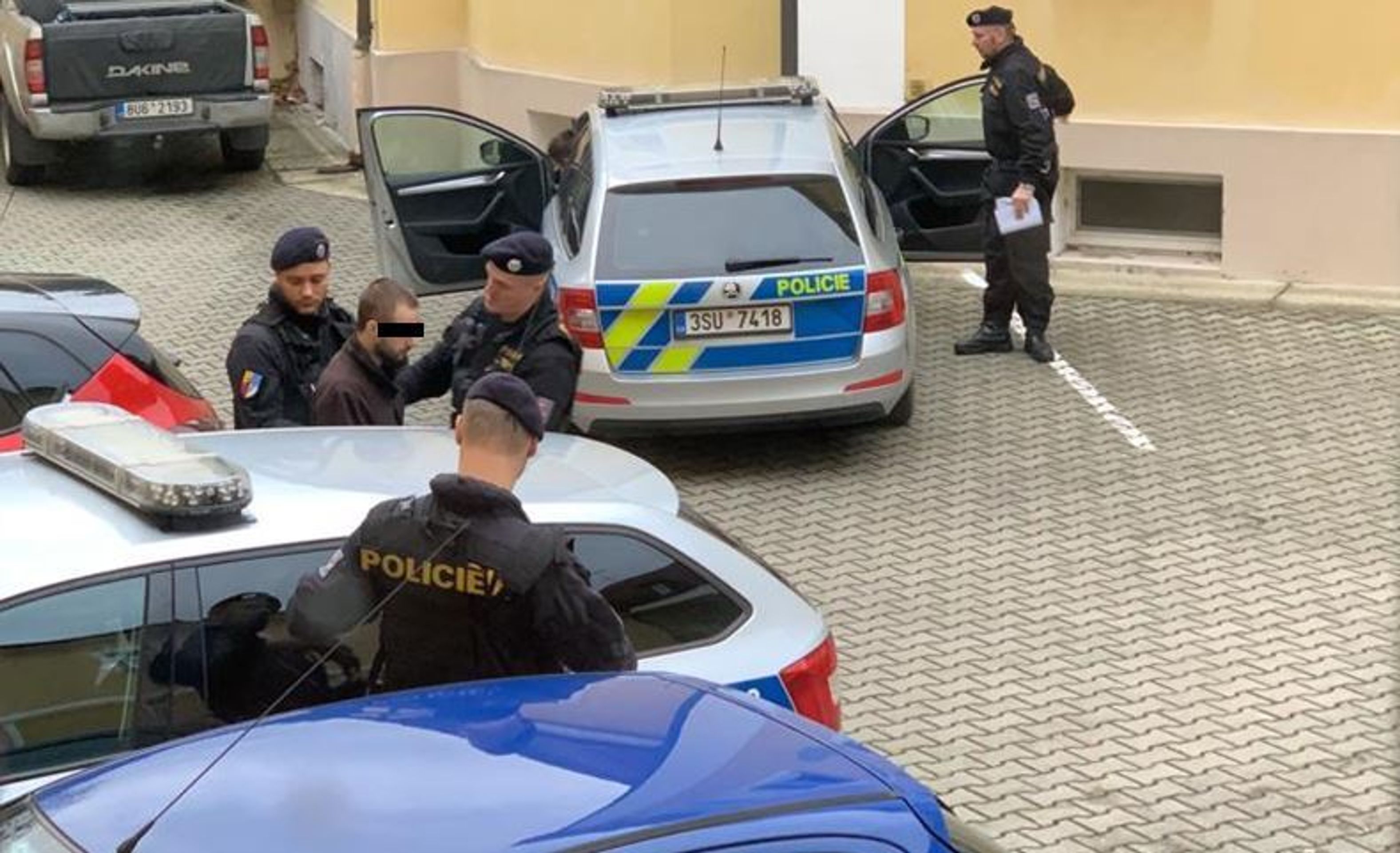 Podezřelé z vraždy pumpařky vedou k soudu - 1 - GALERIE: Obviněné z vraždy a loupeže na pumpě u Nelahozevsi vedou k soudu (5/17)