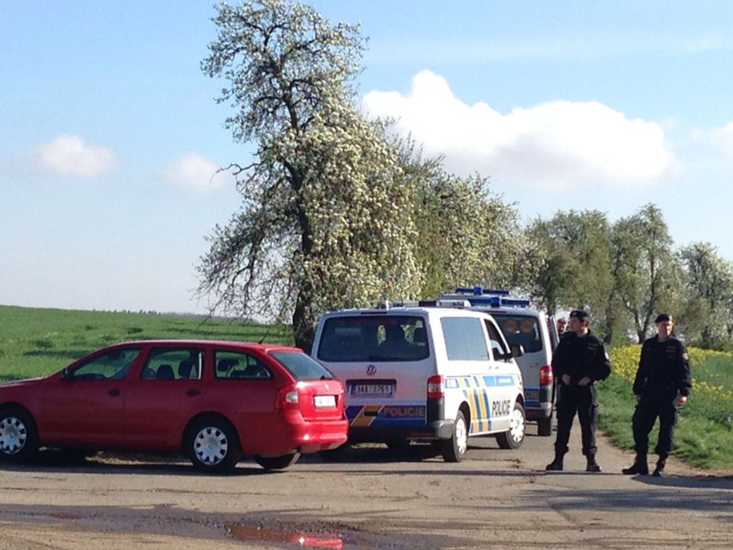 Policisté na místě nálezu dvou těl - GALERIE: Pohřeb zavražděného taxikáře v Libni (11/16)