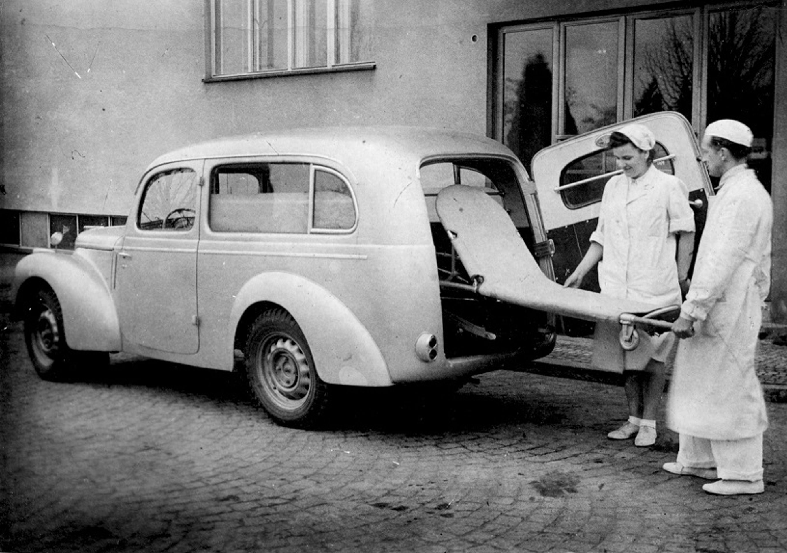 Historické sanitní vozy Škoda - 4 - GALERIE: Škodovky ve službách lékařů (4/5)