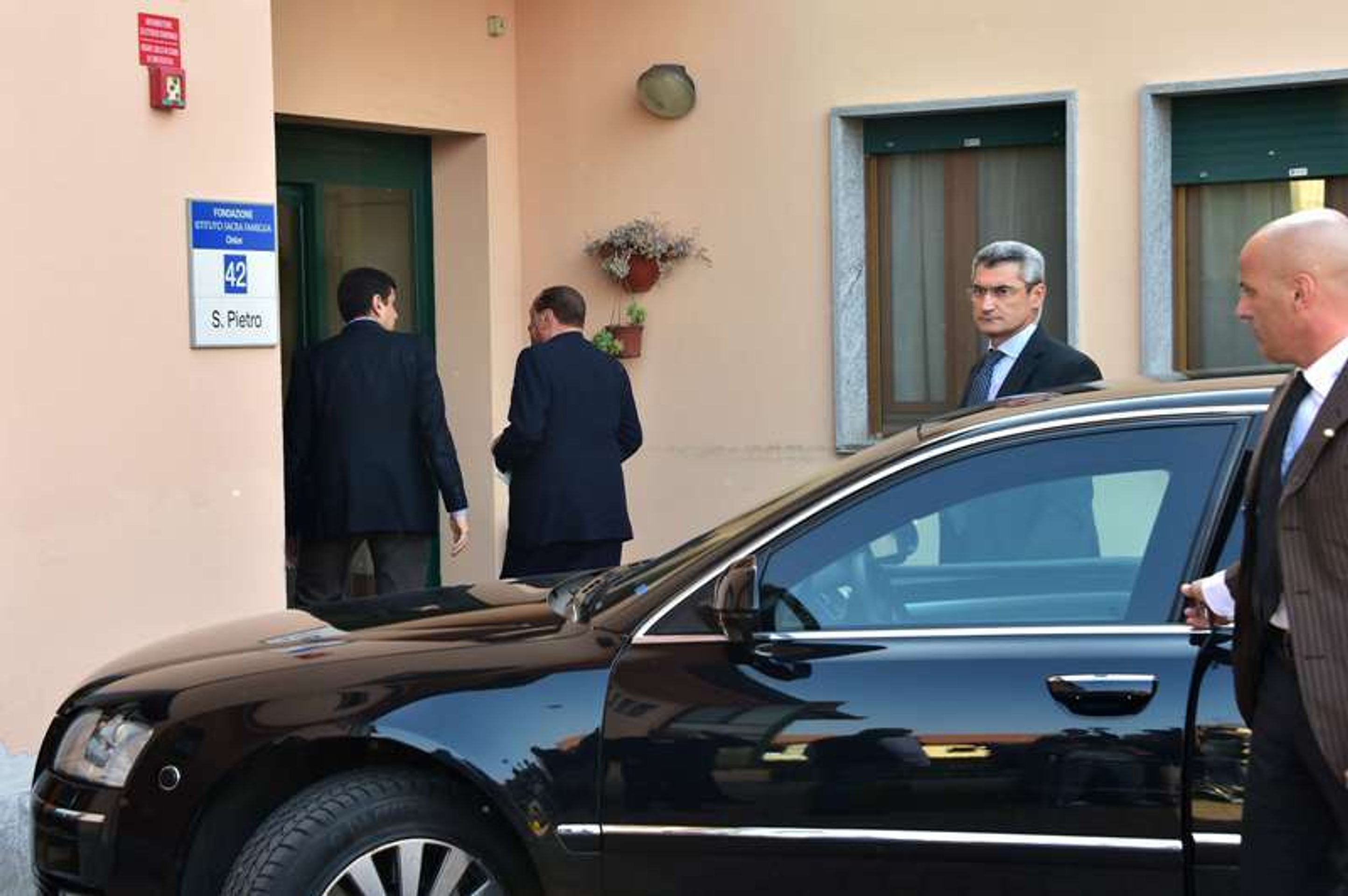 Silvio Berlusconi nastoupil do práce v domově pro seniory - 1 - GALERIE: Silvio Berlusconi (4/8)