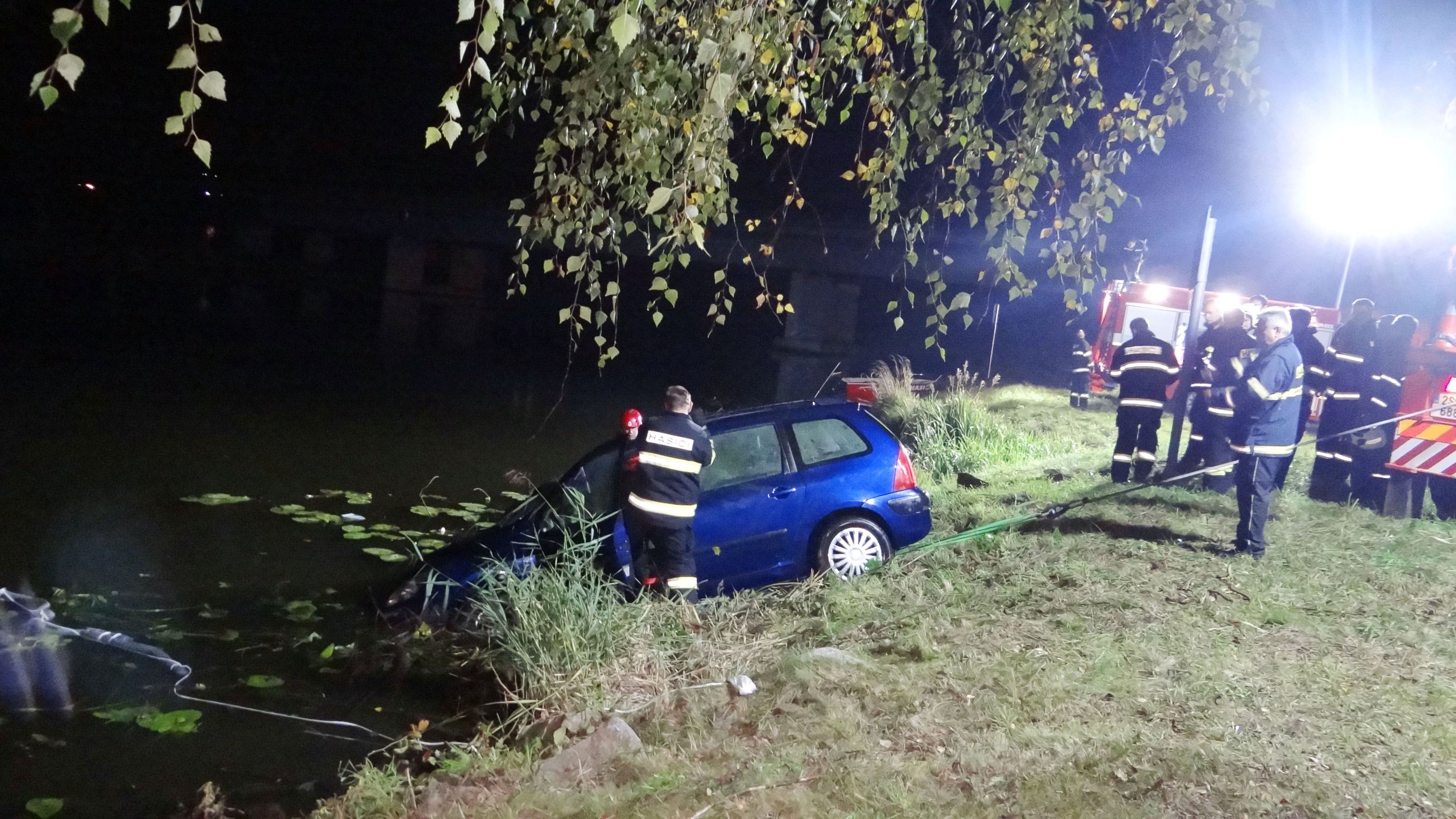 Potápěči uplavané auto nejdřív museli najít, pak ho uvázali a kolegové ho vytáhli pomocí navijáku - GALERIE: Rodině uplavalo auto v Labi (4/6)
