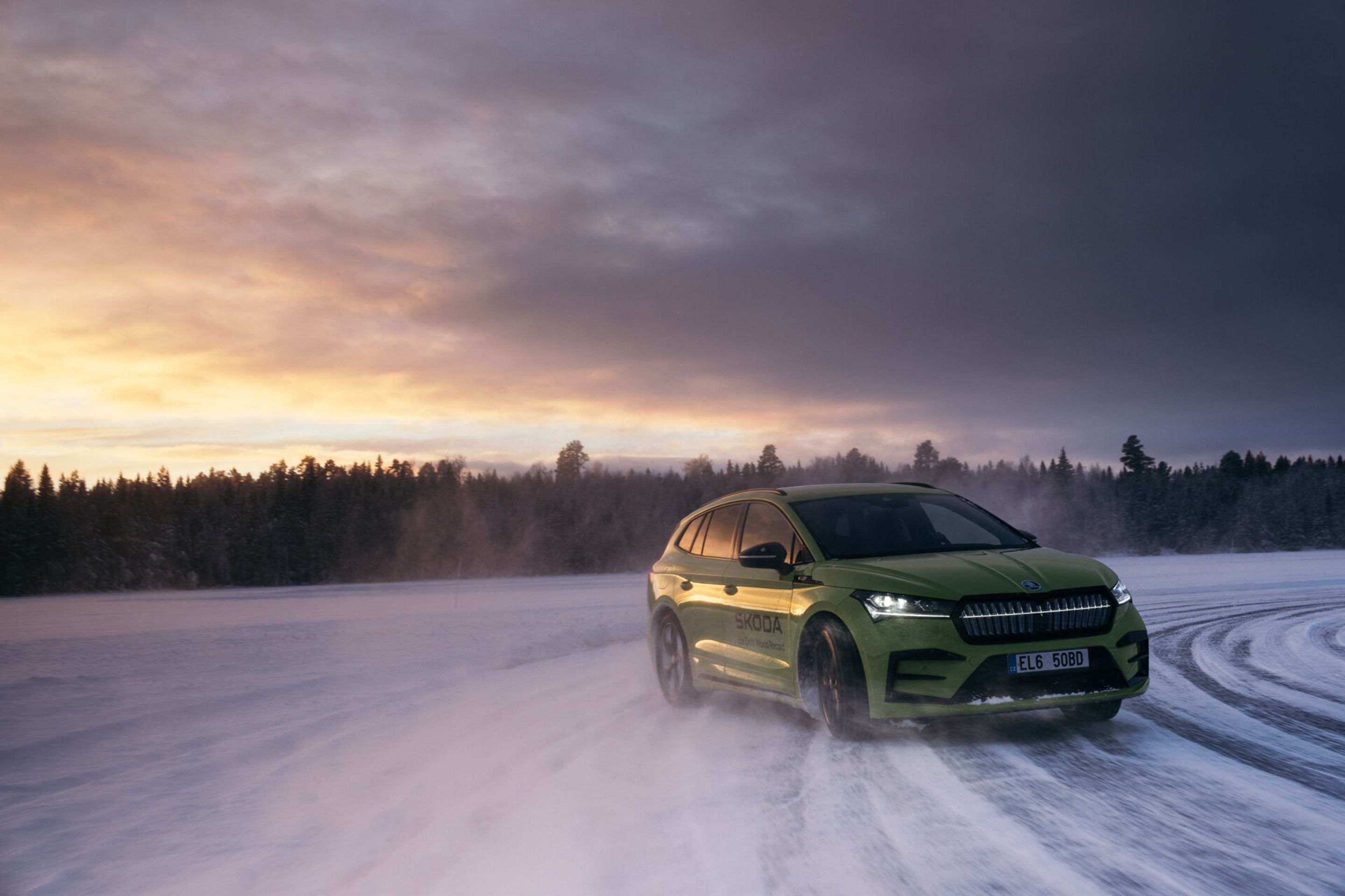 Škoda Enyaq RS iV pokořila dva světové rekordy - Škoda Enyaq RS iV pokořila driftem na ledě dva světové rekordy (2/10)