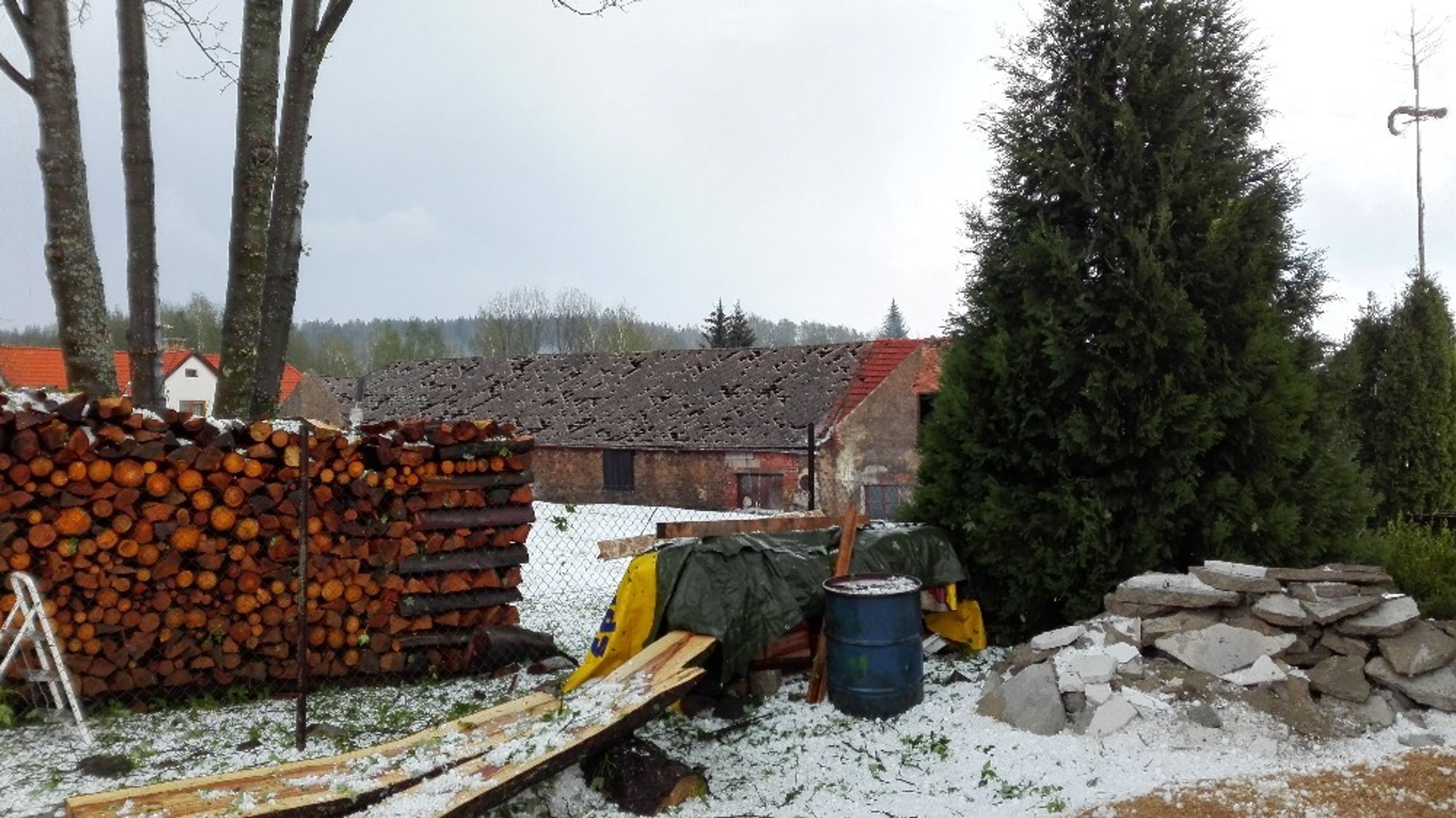 Kroupy v obci Malonty na Krumlovsku - 15 - GALERIE: Krupobití na Českokrumlovsku (16/31)