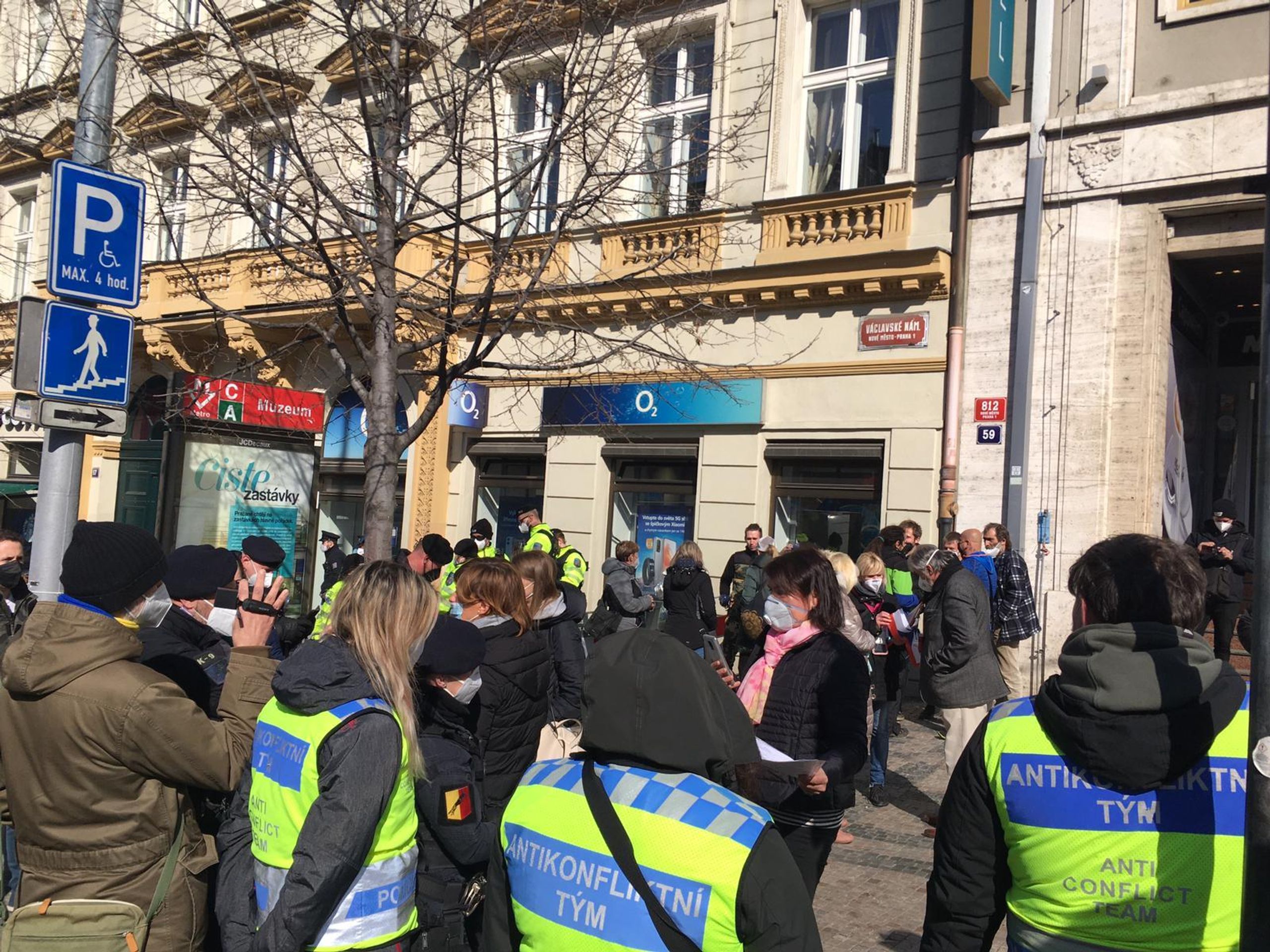 Demonstrace na Václavském náměstí - 3 - GALERIE: Lidé v Praze protestují proti vládě (7/13)
