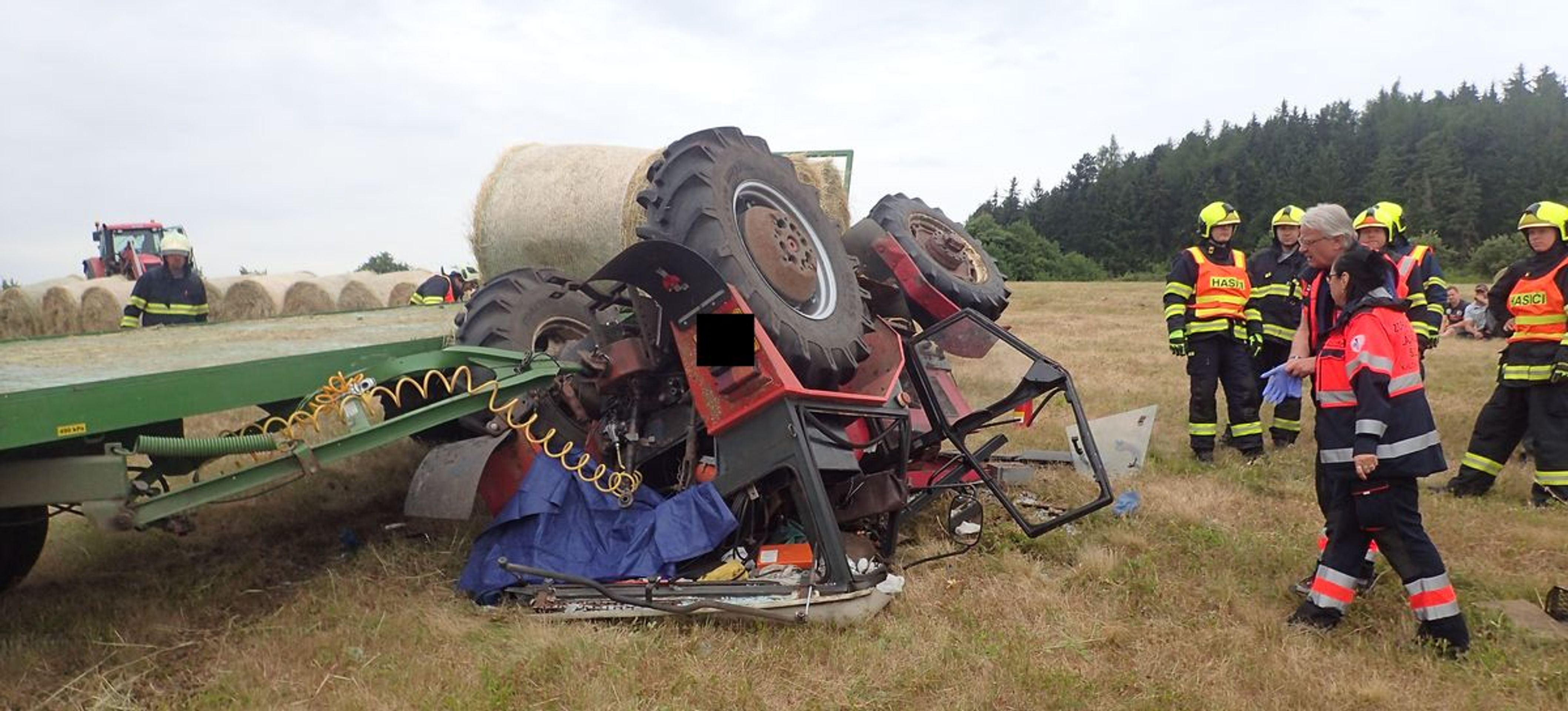 Převrácený traktor na poli - GALERIE: Na poli se převrátil traktor, řidič na místě zemřel (5/5)