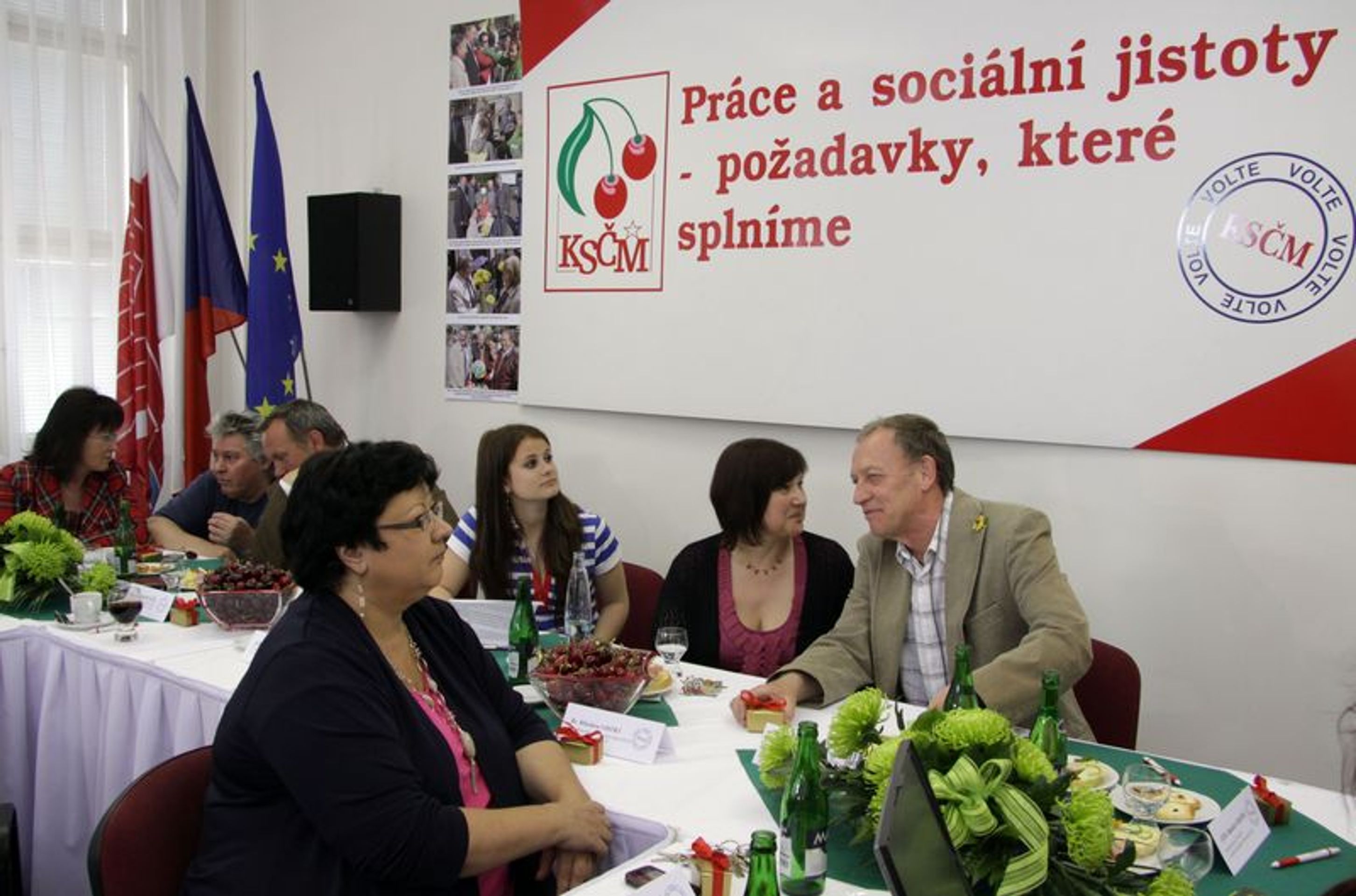 Štáb KSČM - GALERIE: Politici očekávají výsledky (10/13)