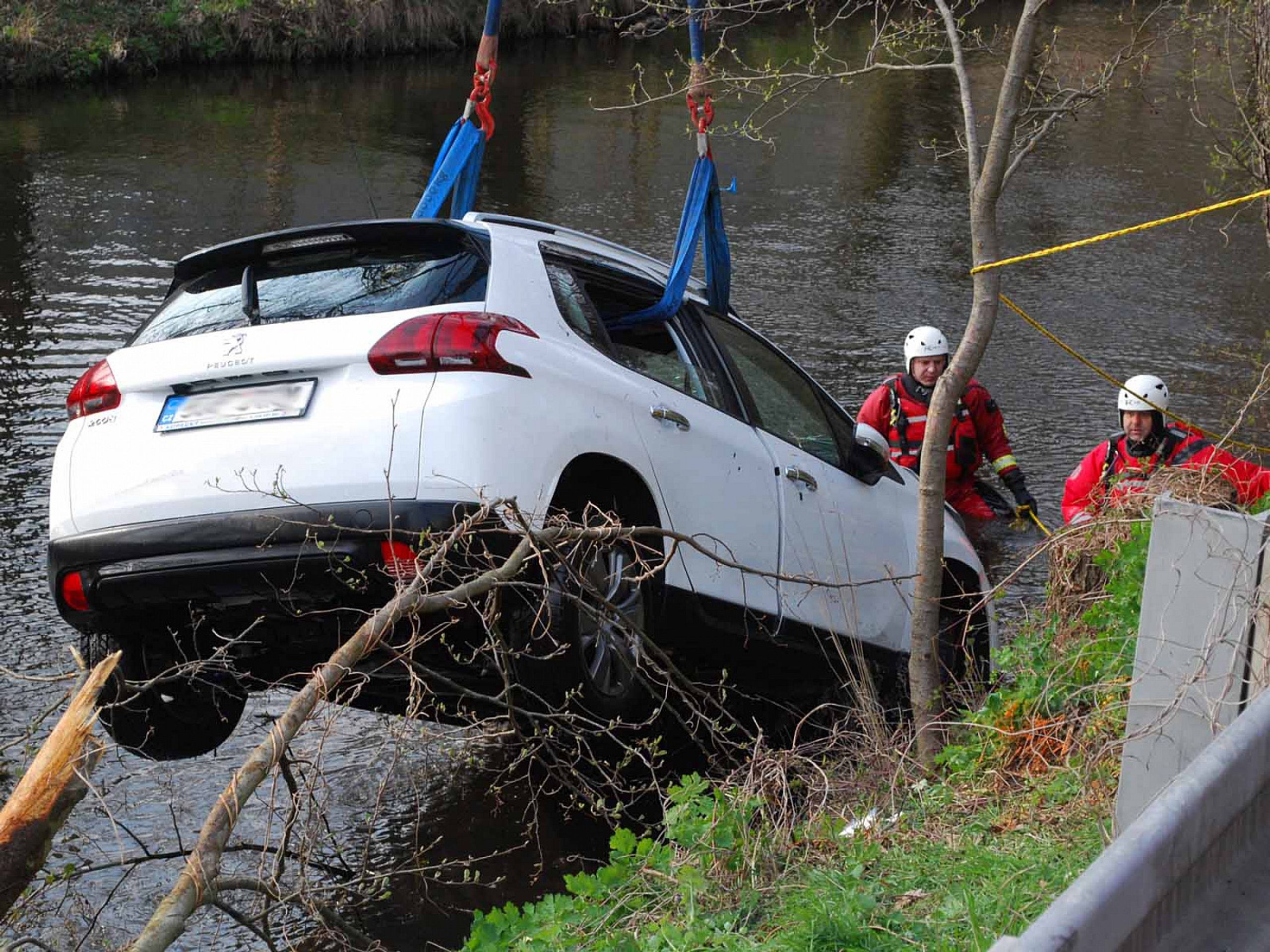 Tragická nehoda na Brněnsku - GALERIE: Auto skončilo v řece, páru už nebylo pomoci (4/4)