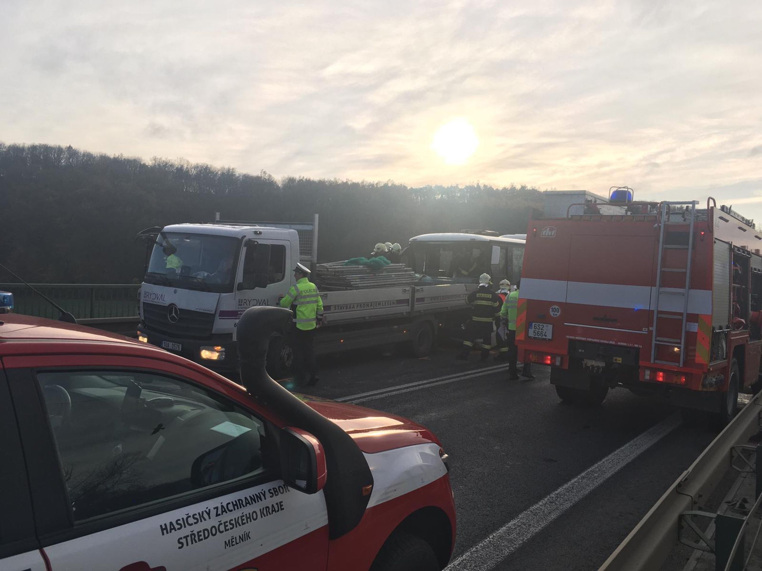 Srážka autobusu a náklaďáku u Nové Vsi - 6 - GALERIE: Srážka autobusu s náklaďákem na Mělnicku (4/9)