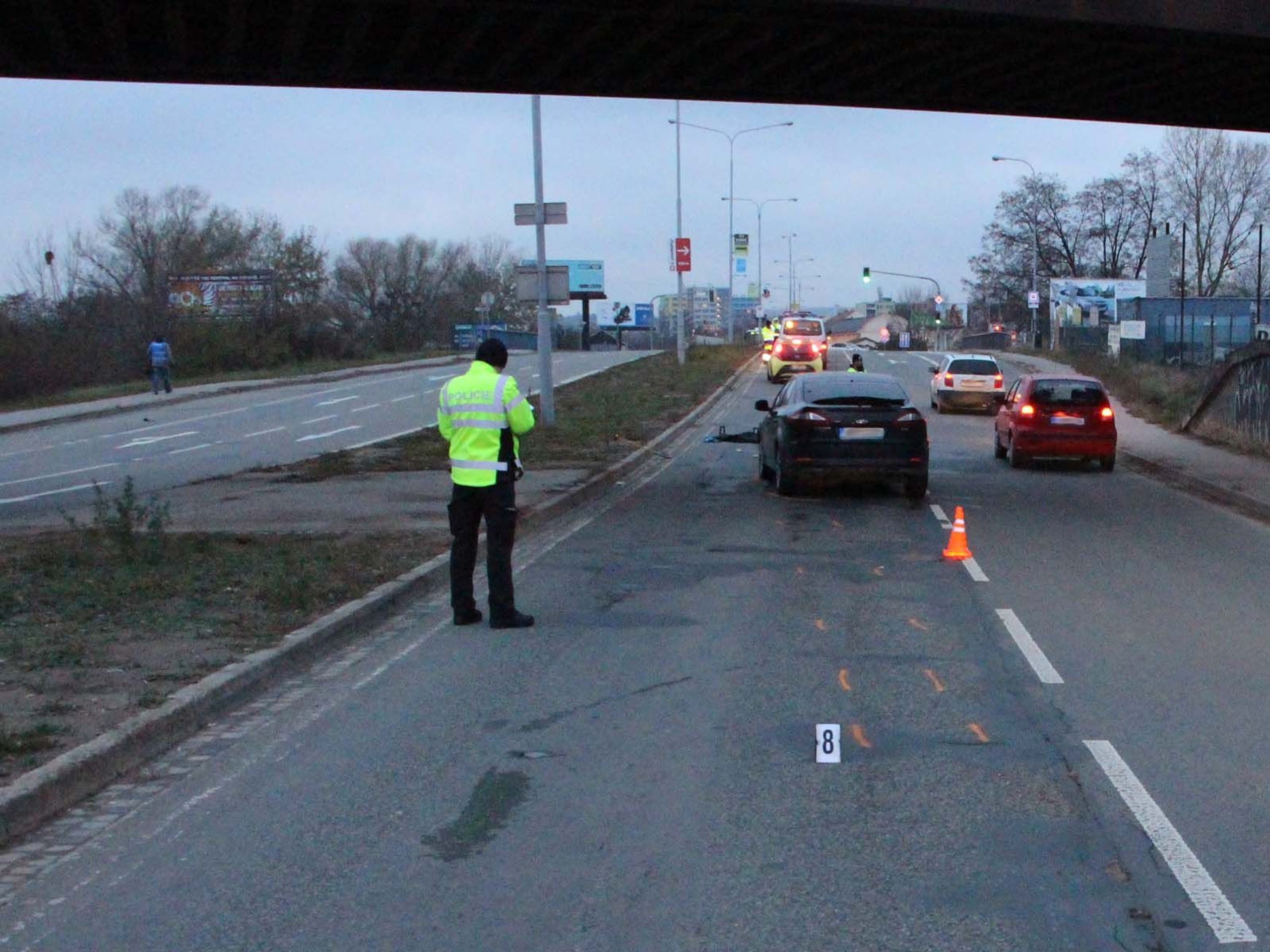 Ženu přecházející přes rušnou silnici srazilo auto - 3 - GALERIE: Ženu při přecházení silnice srazilo auto (2/4)