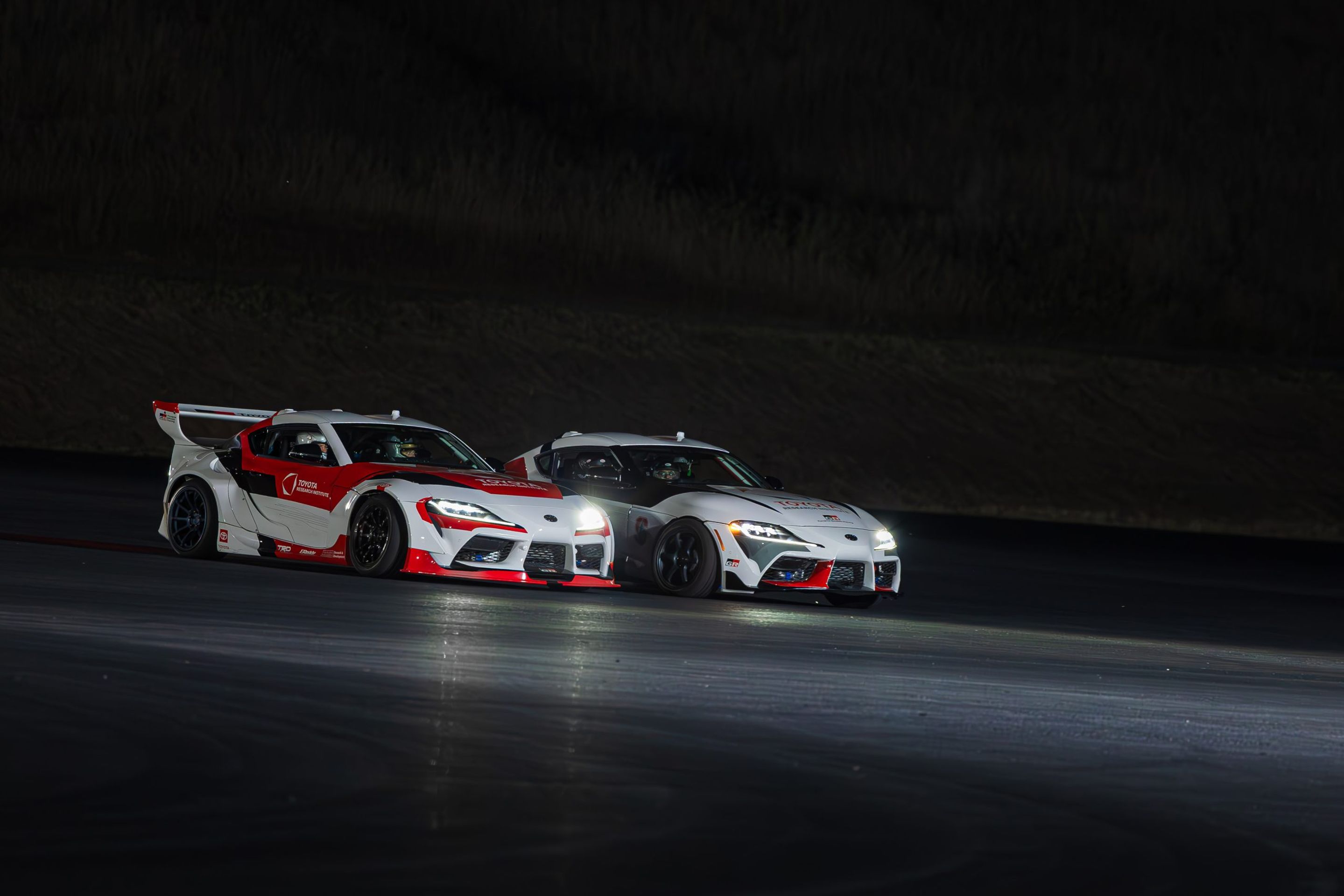 Toyoty GR Supra při autonomním tandemovém driftu - Ostré Toyoty GR Supra při autonomním tandemovém driftu (4/7)