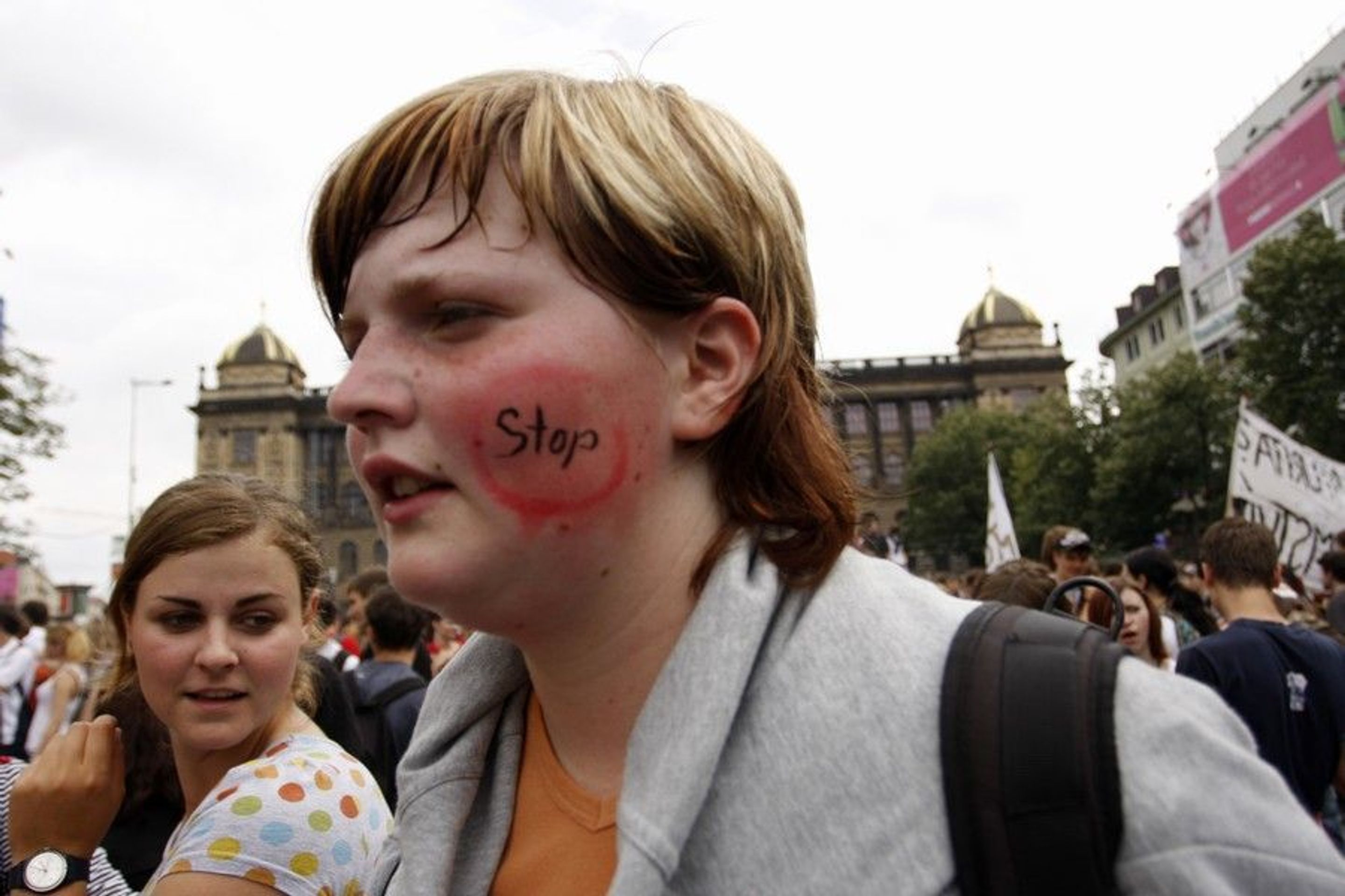 Protestující dav studentů - GALERIE: Studenti protestují proti státní maturitě (8/9)
