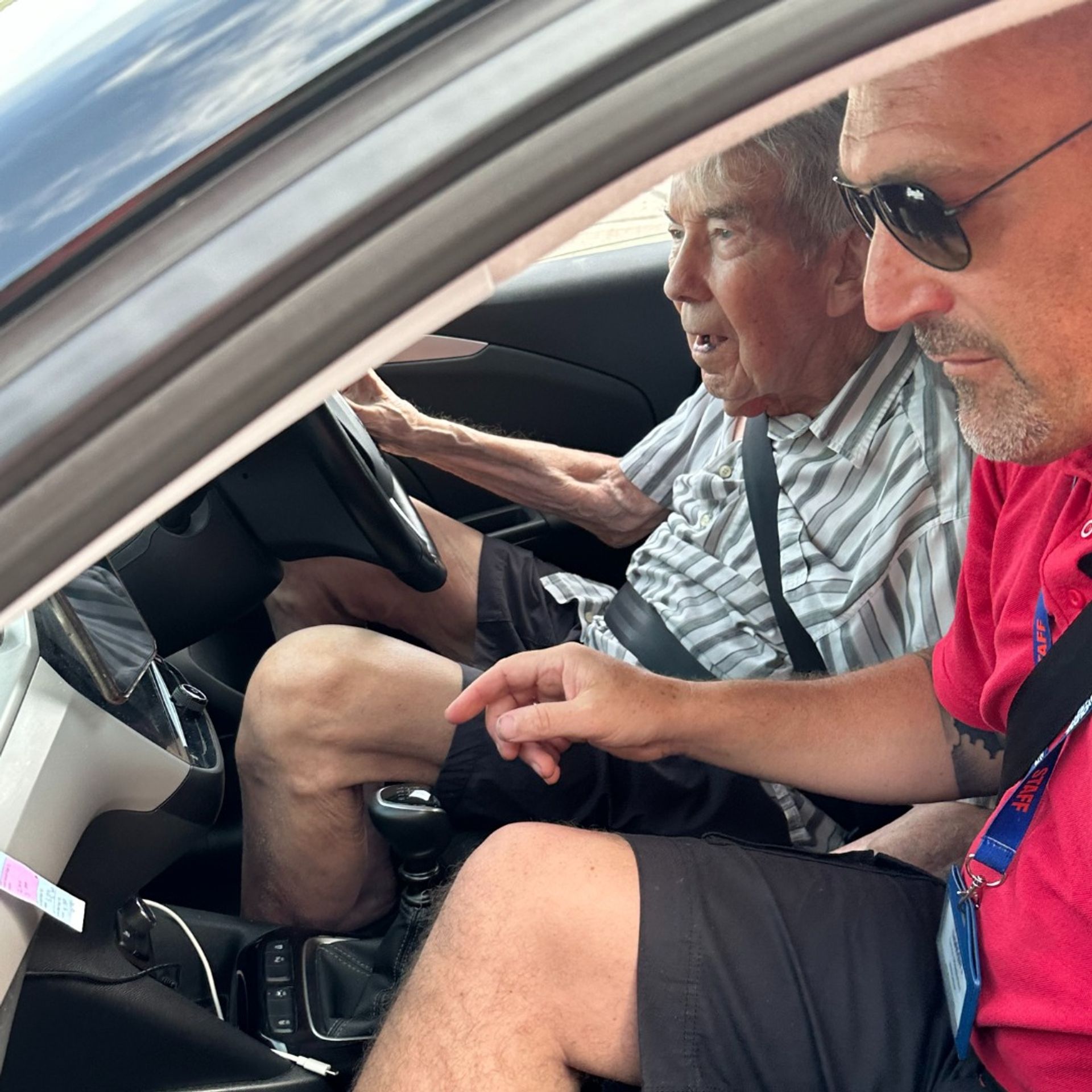 98letý senior za volantem - Téměř stoletý senior usedl znovu za volant (1/5)
