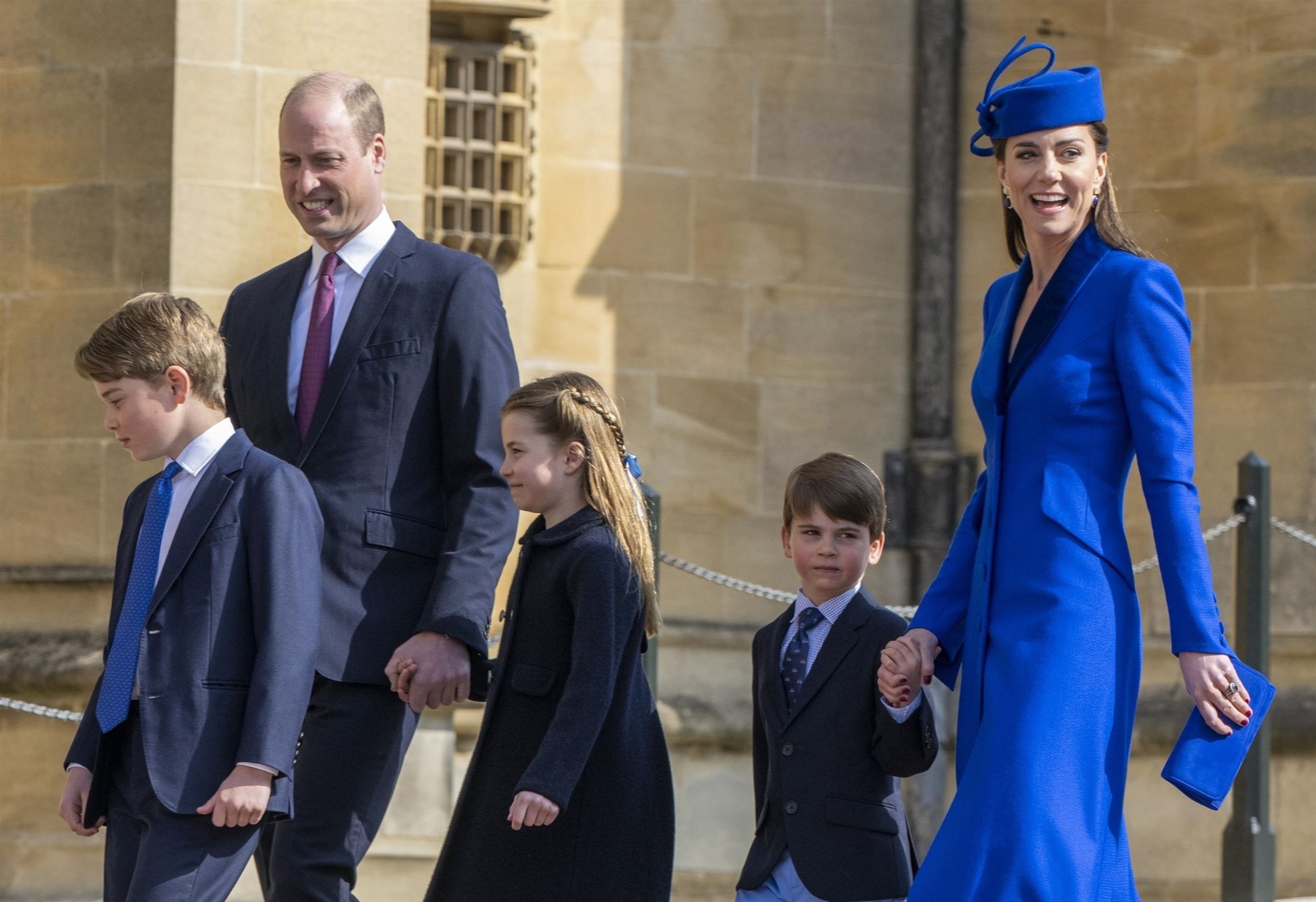 Princ George, princezna Charlotte a princ Louis - Princ William a princ George (7/15)