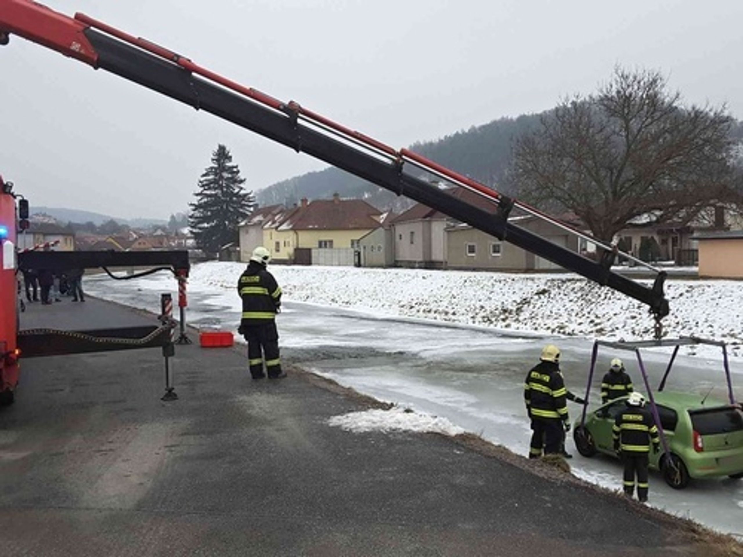 Auto uvízlo na zamrzlé řece - 3 - GALERIE: Auto uvízlo na zamrzlé řece (3/7)