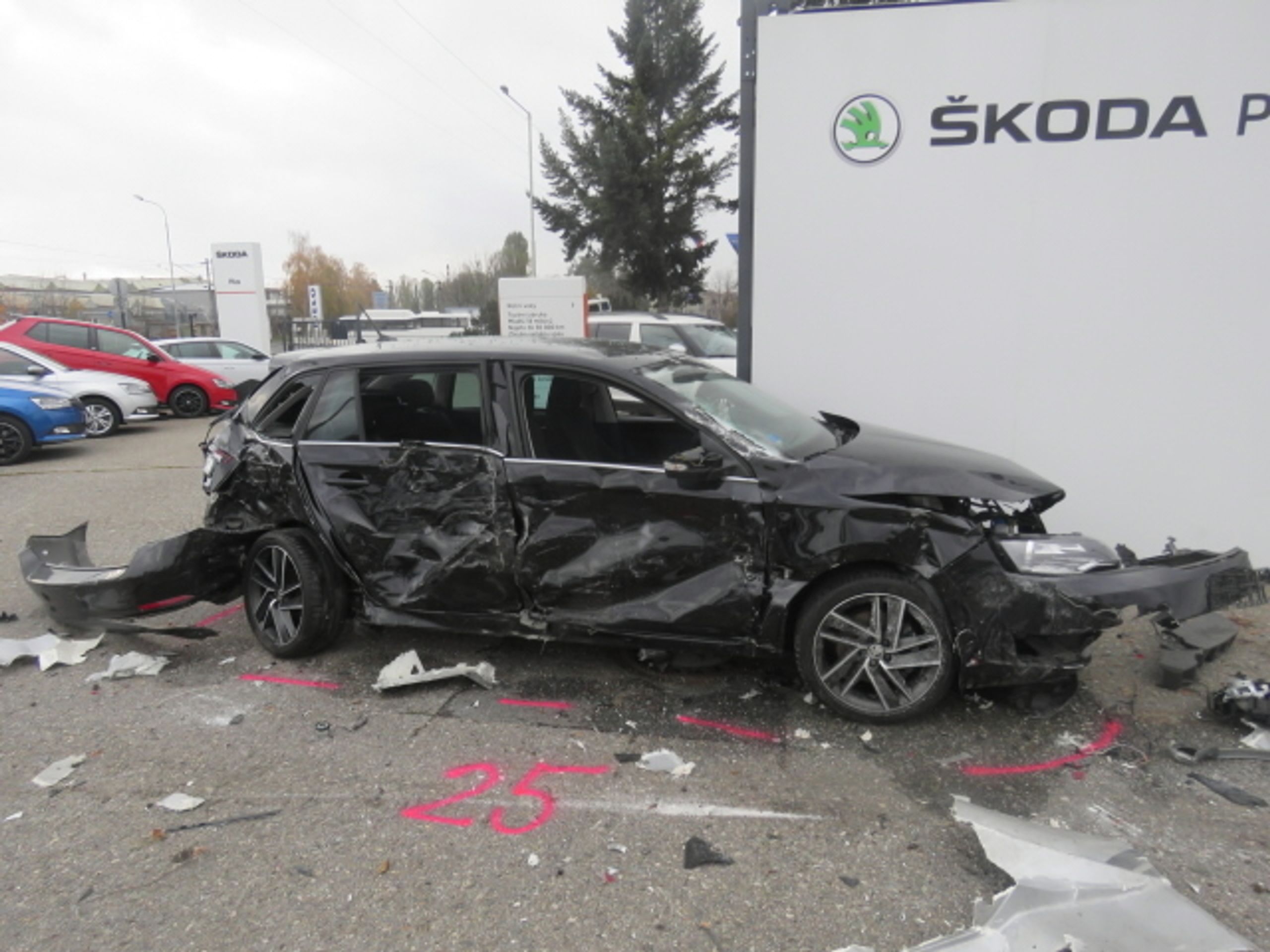 Nákladní auto vjelo do autobazaru, kde nabouralo několik aut - 6 - GALERIE: Nákladní auto vjelo do autobazaru, kde nabouralo několik aut (15/17)