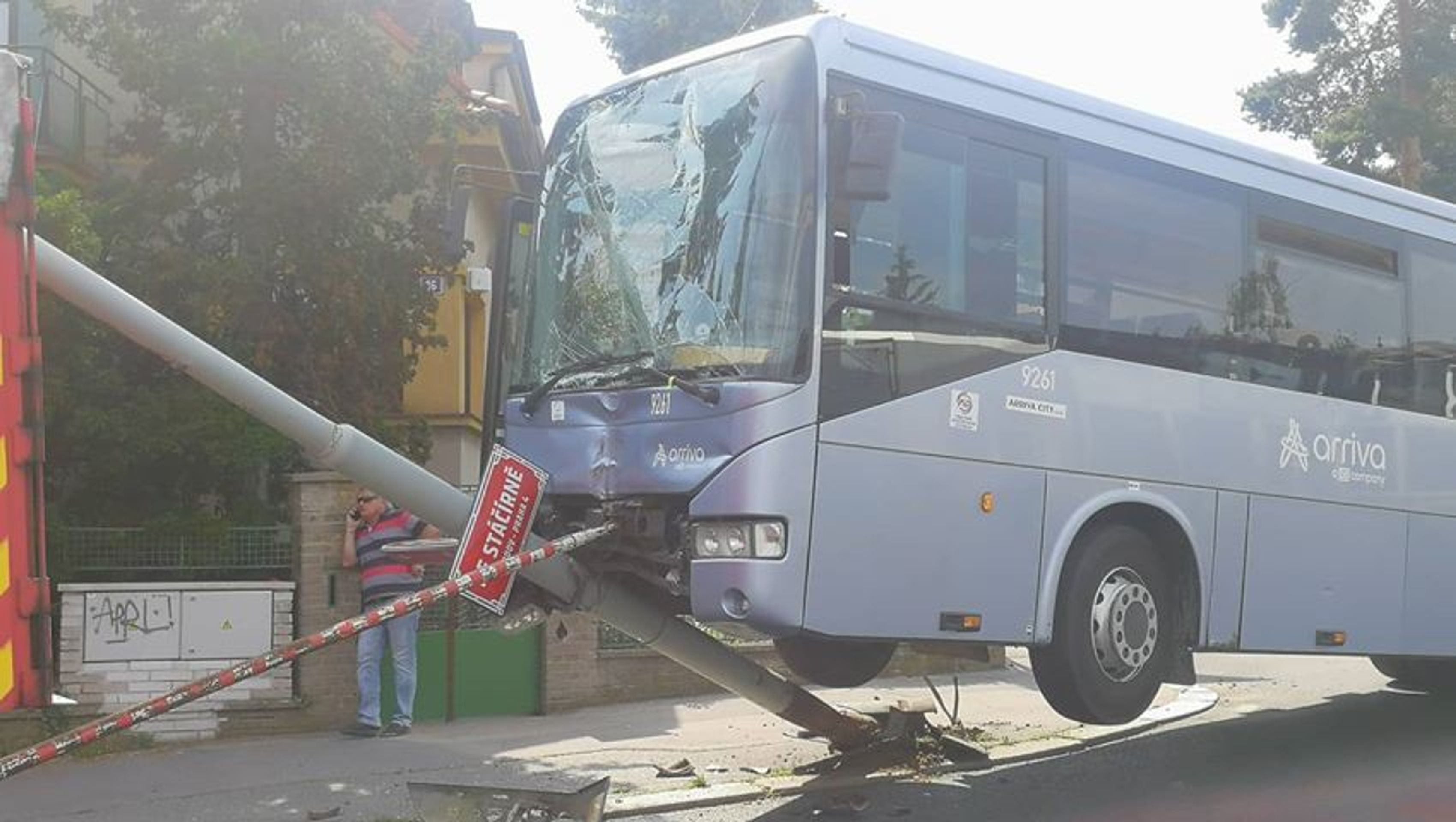 Havárie odtahovaného autobusu - 1 - GALERIE: Autonehoda na Chodově (8/8)
