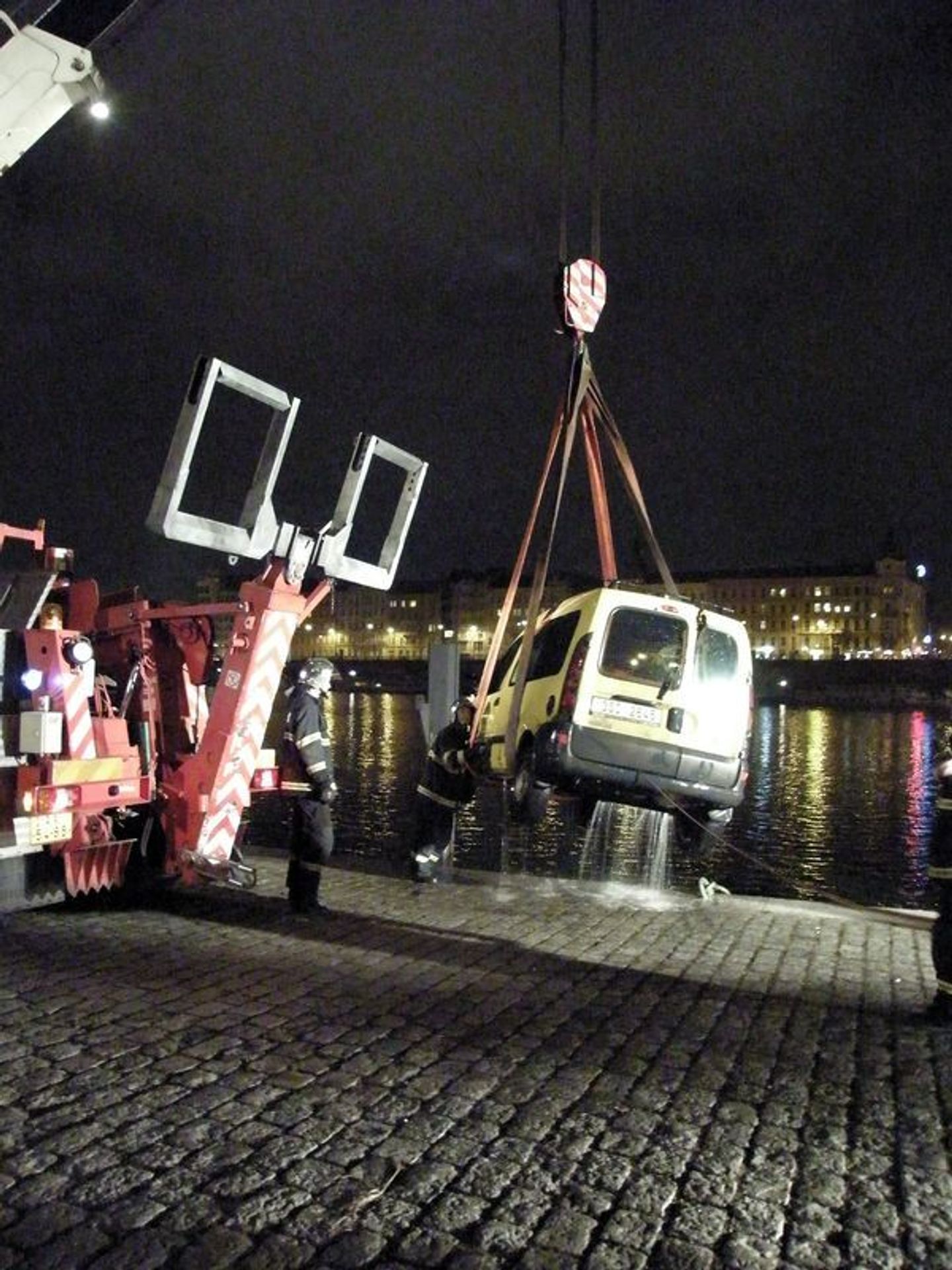 Špatně zaparkované auto sjelo do Vltavy - GALERIE: Auto ve Vltavě (6/6)