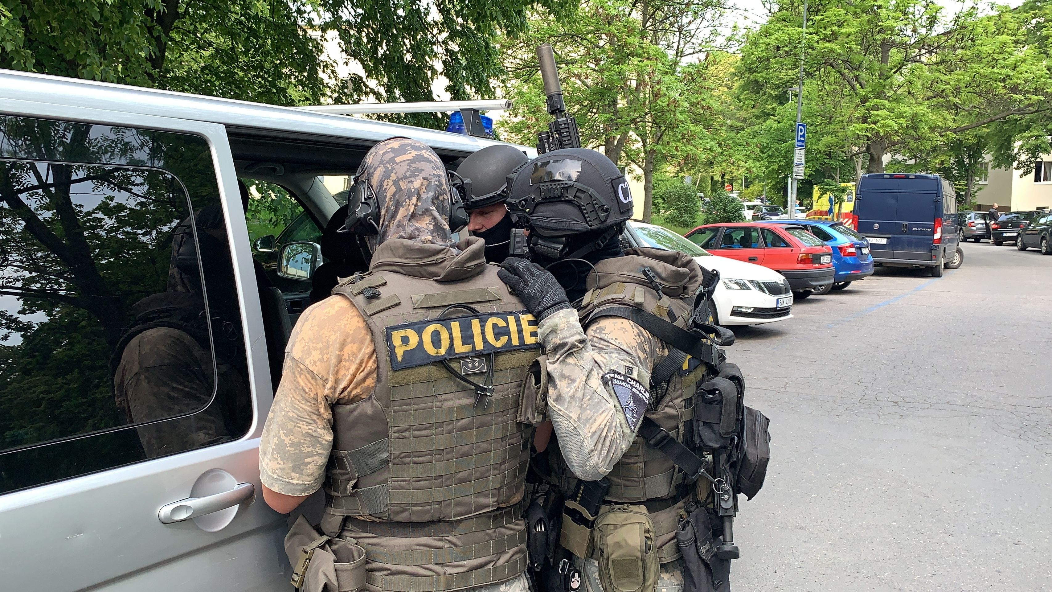 Zásah policistů na Praze 6 - 10 - GALERIE: Sobotní zásah policistů na Praze 6 (10/10)