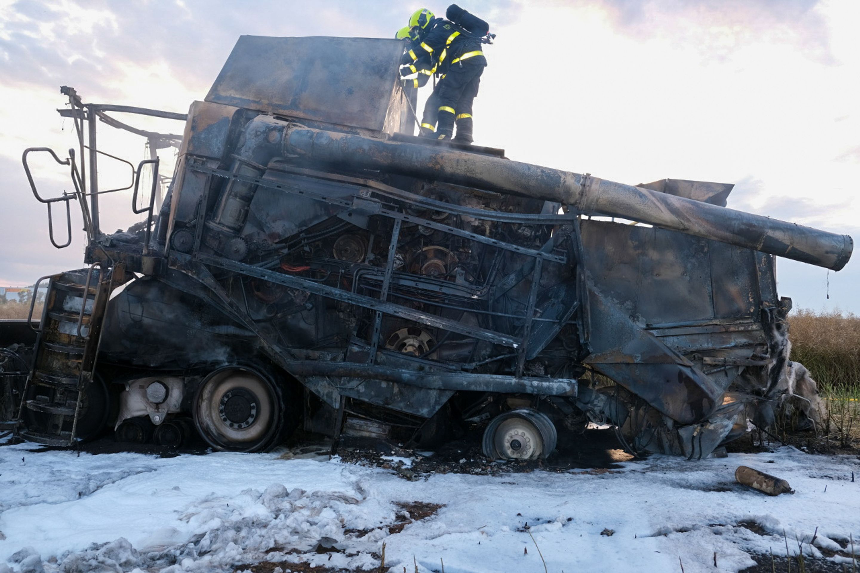 Požár pole a kombajnu - Požár pole a kombajnu (3/7)