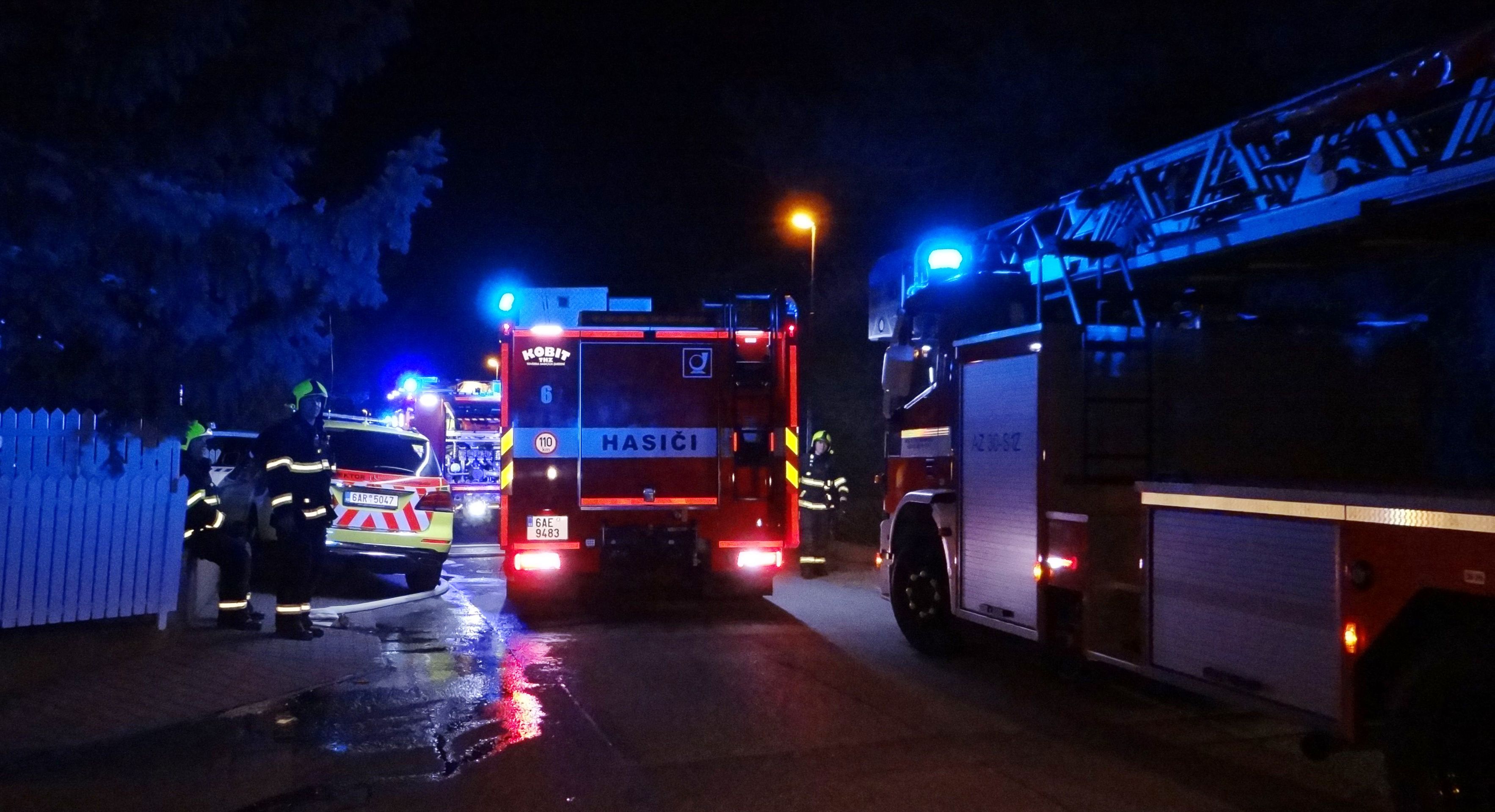 Zasahovaly čtyři hasičské jednotky, policisté, preventivně přijeli i záchranáři - GALERIE: Noční požár domku v Praze (4/5)
