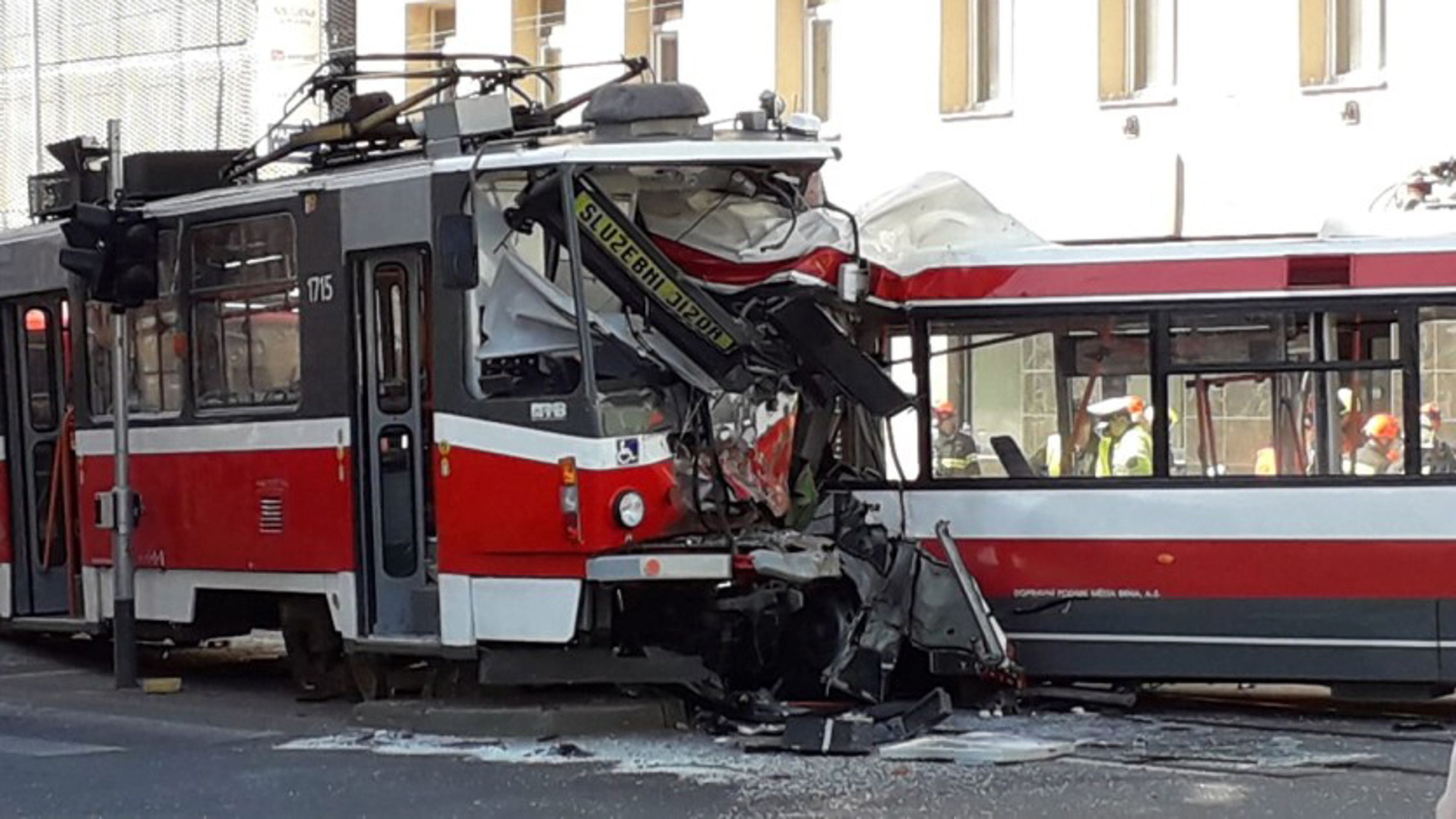 Srážka tramvaje a trolejbusu v Brně - 8 - GALERIE: Srážka tramvaje a trolejbusu v Brně (9/16)