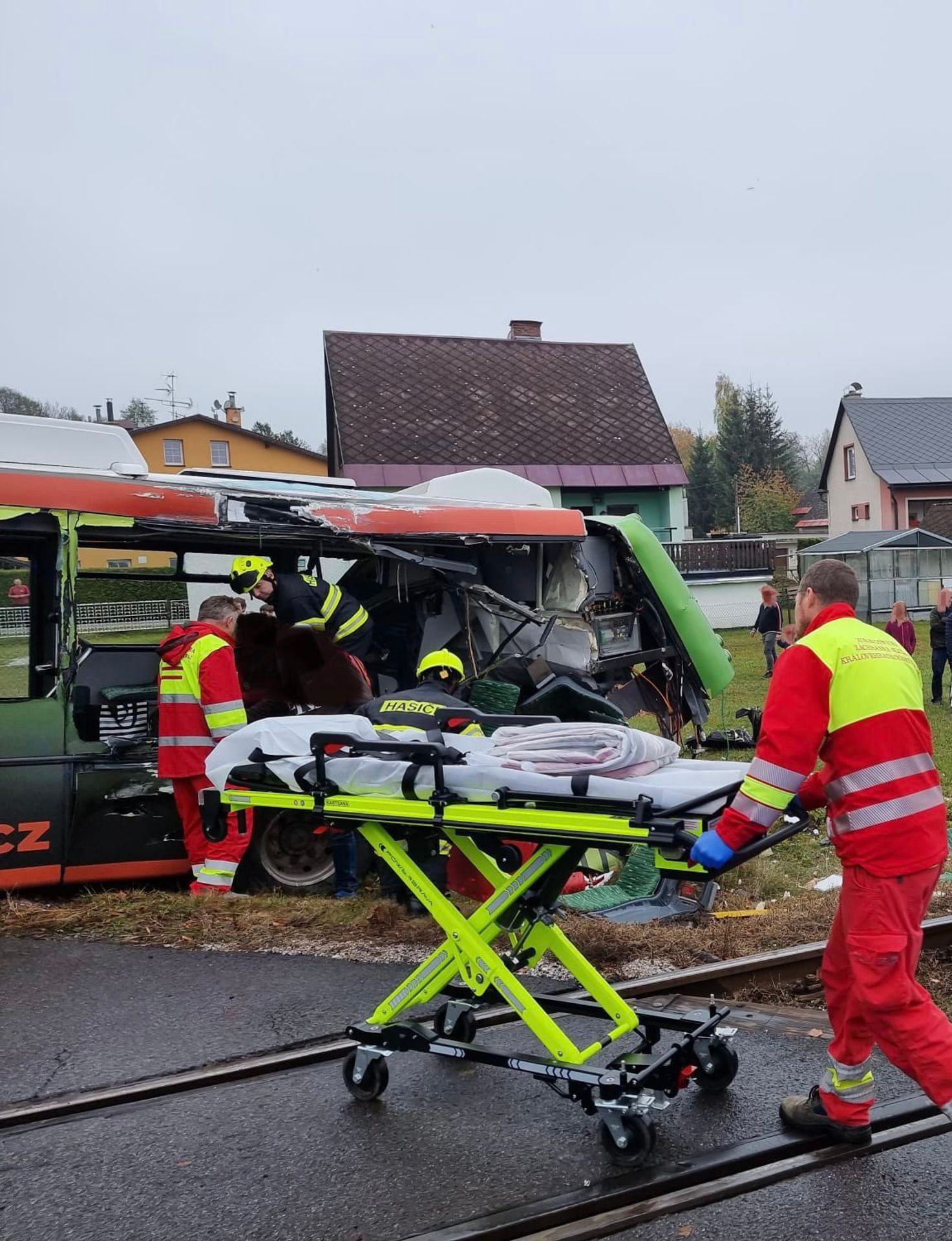 Srážka vlaku s autobusem ve Vrchlabí - Srážka vlaku s autobusem ve Vrchlabí (1/4)