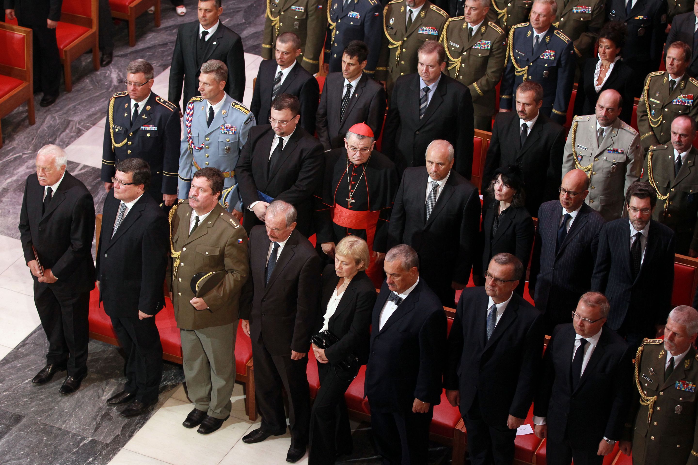 řada osobností vzdává poctu gen. Sedláčkovi - S válečným veteránem Sedláčkem se loučí Vondra i Klaus (4/7)