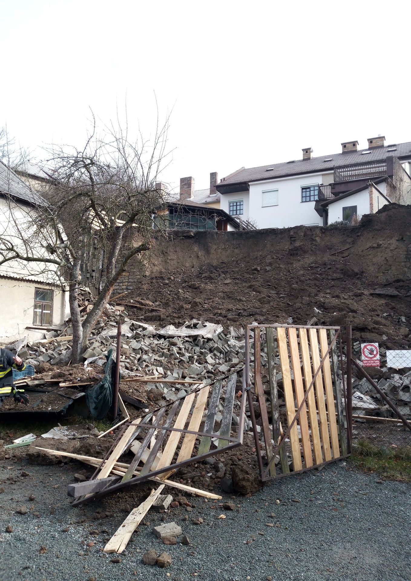 Sesuv půdy a poškození domu (1) - Poškození opěrné zdi a sesuv půdy v Královéhradeckém kraji (2/4)