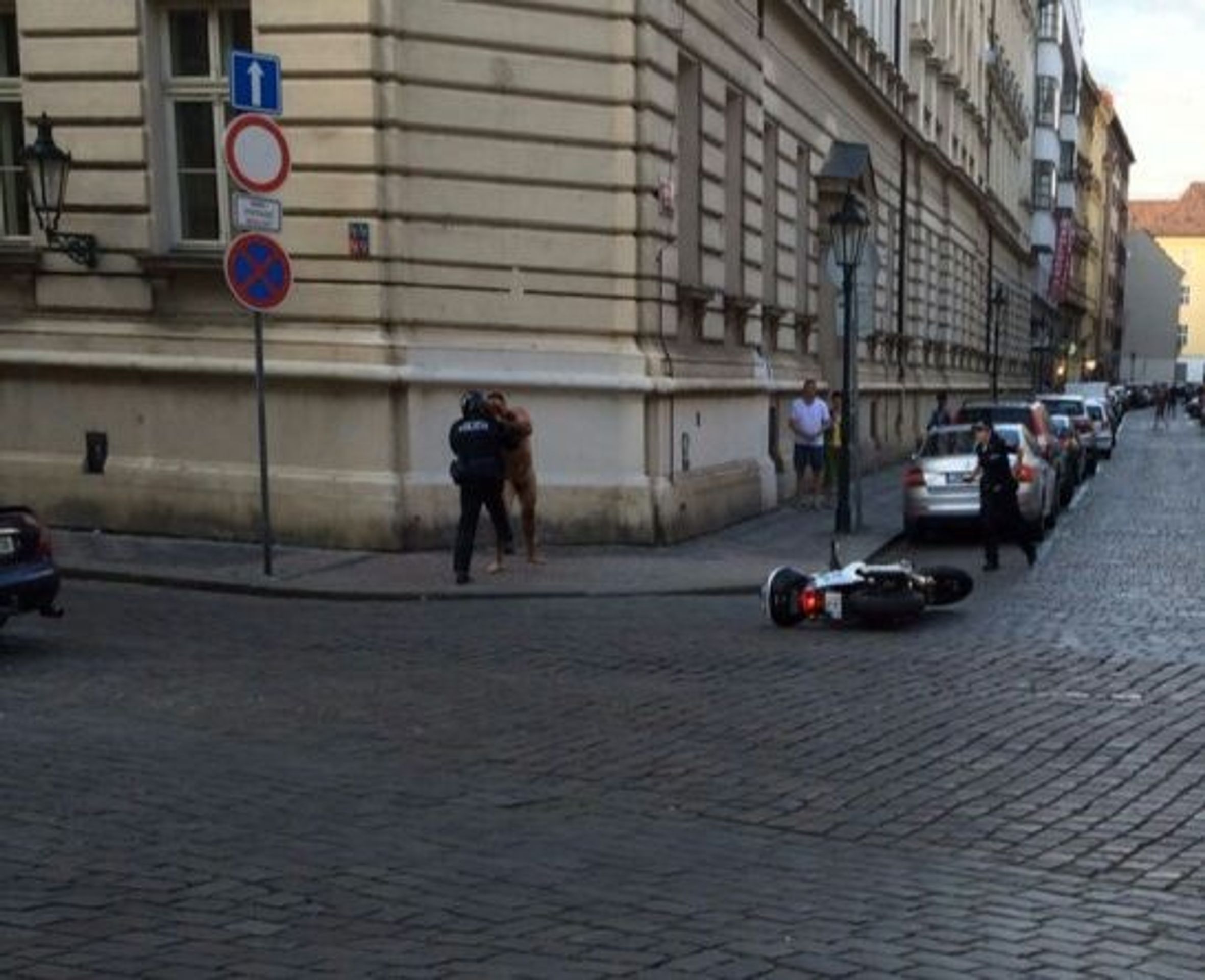 Nahý muž utíkal před strážníky v centru Prahy - GALERIE: Nahý muž utíkal před strážníky v centru Prahy (3/3)