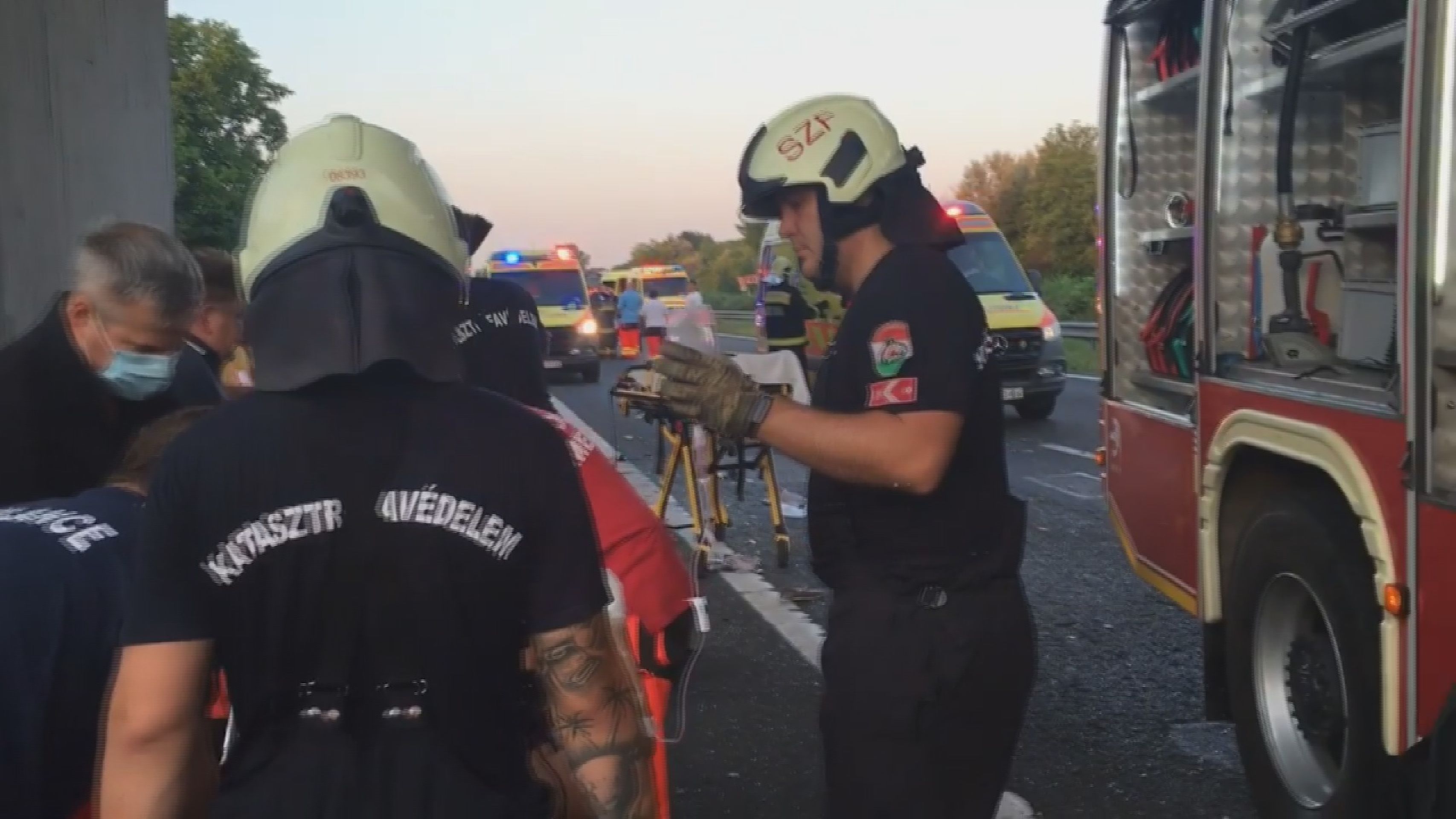 V Maďarsku havaroval autobus. Zemřelo osm lidí, další jsou zranění - 4 - GALERIE: Nehoda autobusu v Maďarsku (4/4)