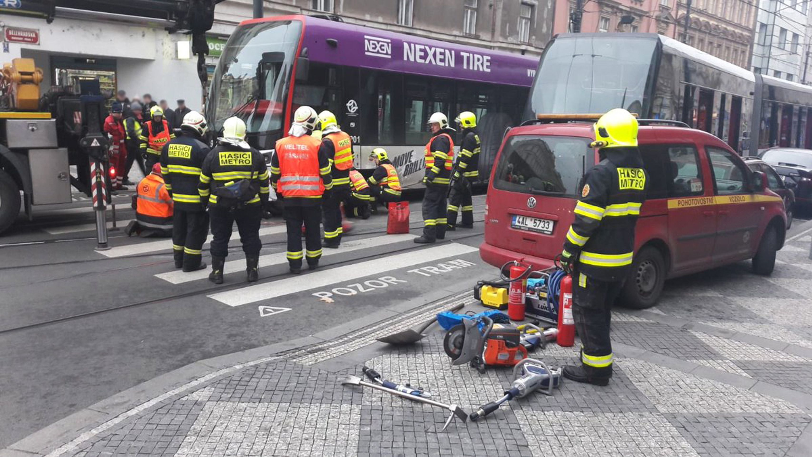 Nehoda tramvají v křižovatce ulic Bruselská a Bělehradská - 5 - GALERIE: Nehoda tramvají v křižovatce ulic Bruselská a Bělehradská (5/5)