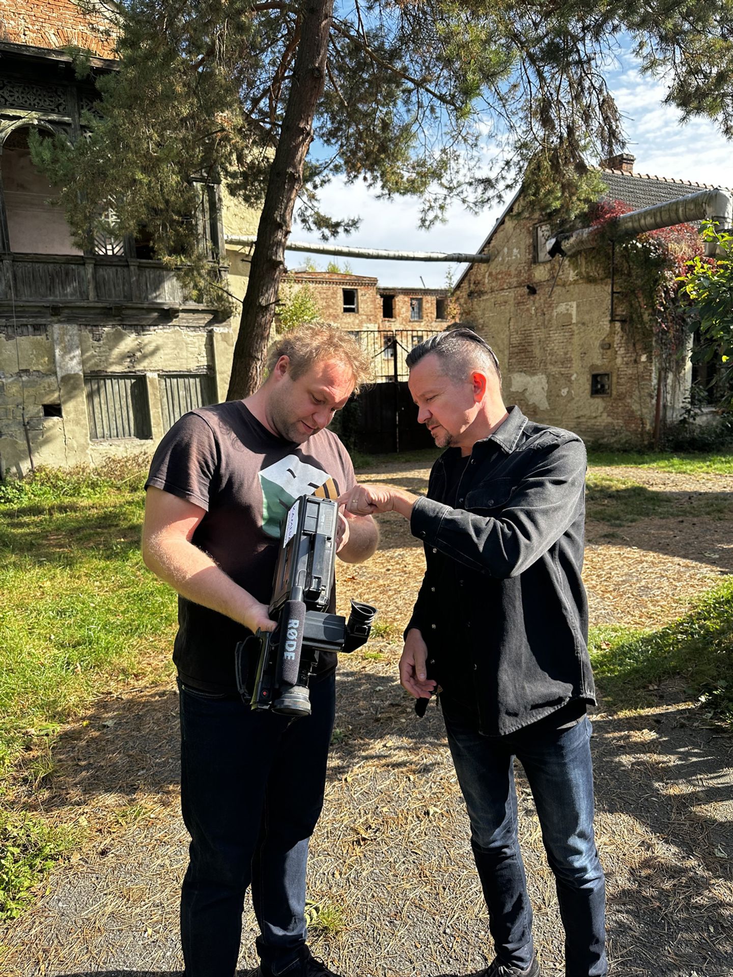 Případ Stodolovi V Brněnci, kde kriminálka odstartovala natáčení - Mirek Vaňura a kameraman projektu Kamil Meluzín (2) - Z natáčení případu Stodolovi (18/30)