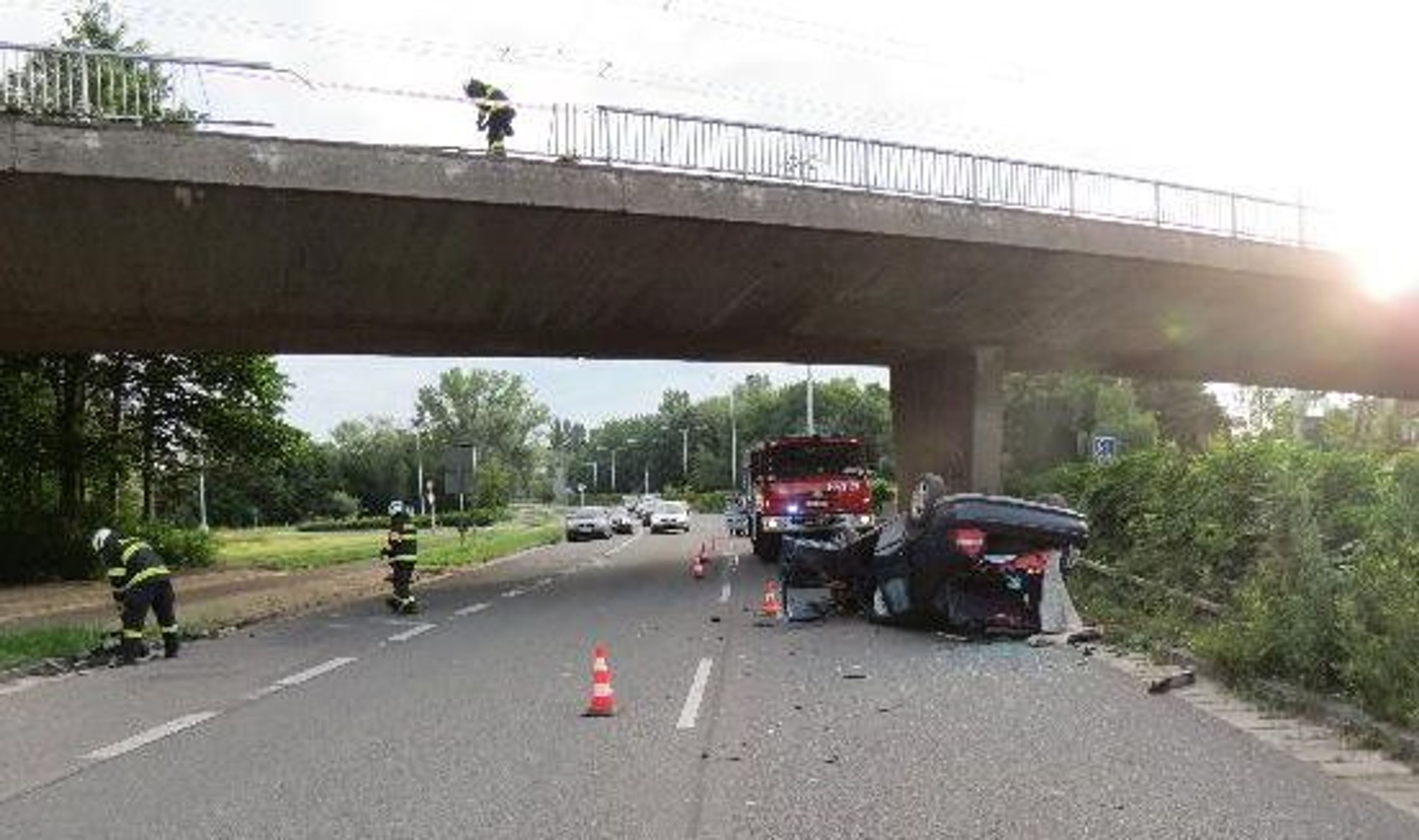 Opilý řidič spadl v autě z mostu - 3 - GALERIE: Opilý řidič spadl z mostu (4/5)