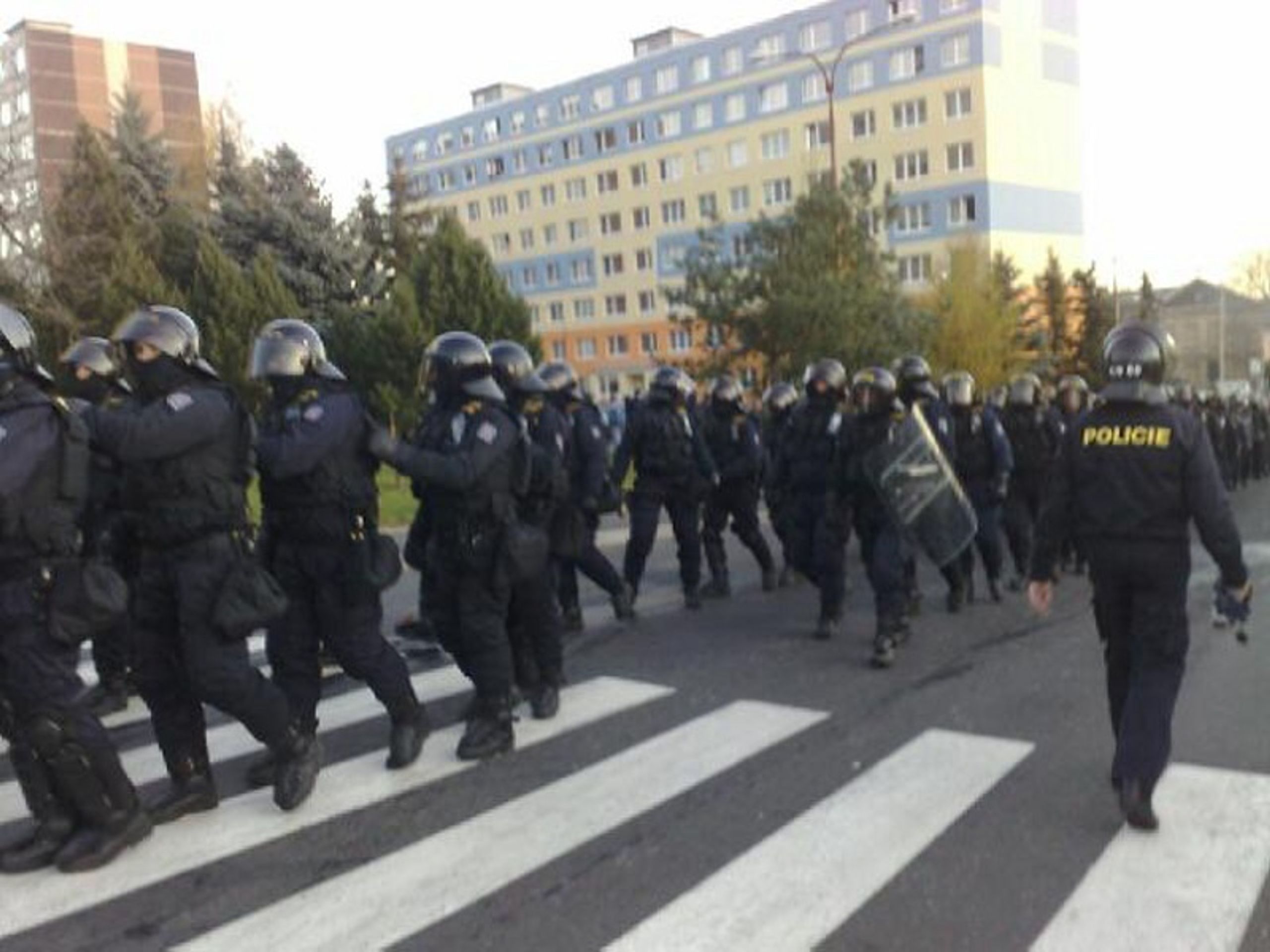 Policie v Janově - GALERIE - Radikálové v Litvínově a v Janově (10/13)