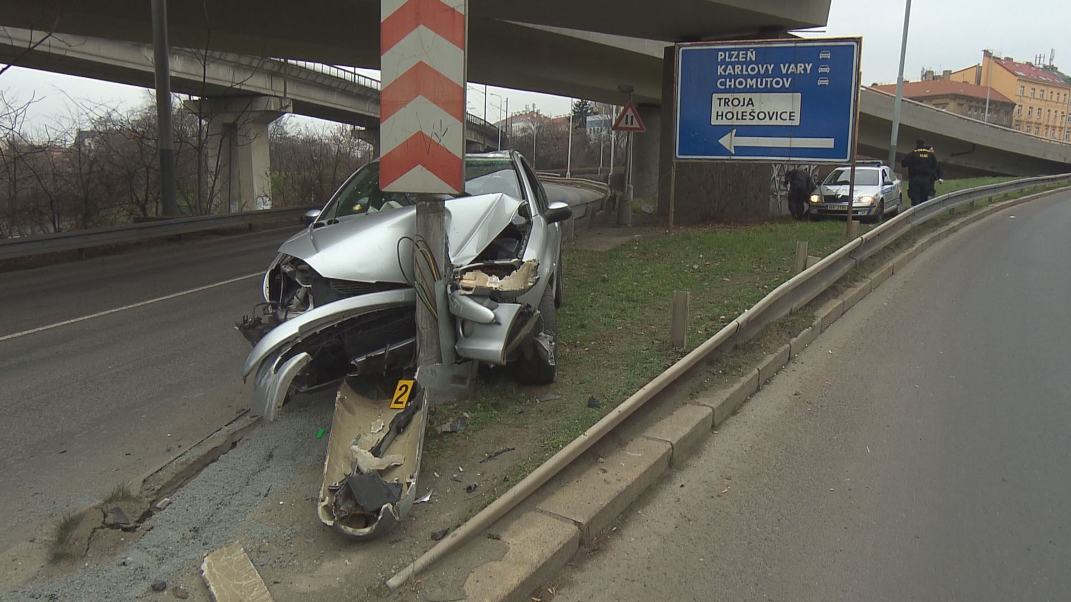 Zfetovaný řidič ujížděl policistům a boural - 2 - GALERIE: Honička se zfetovaným řidičem (5/6)
