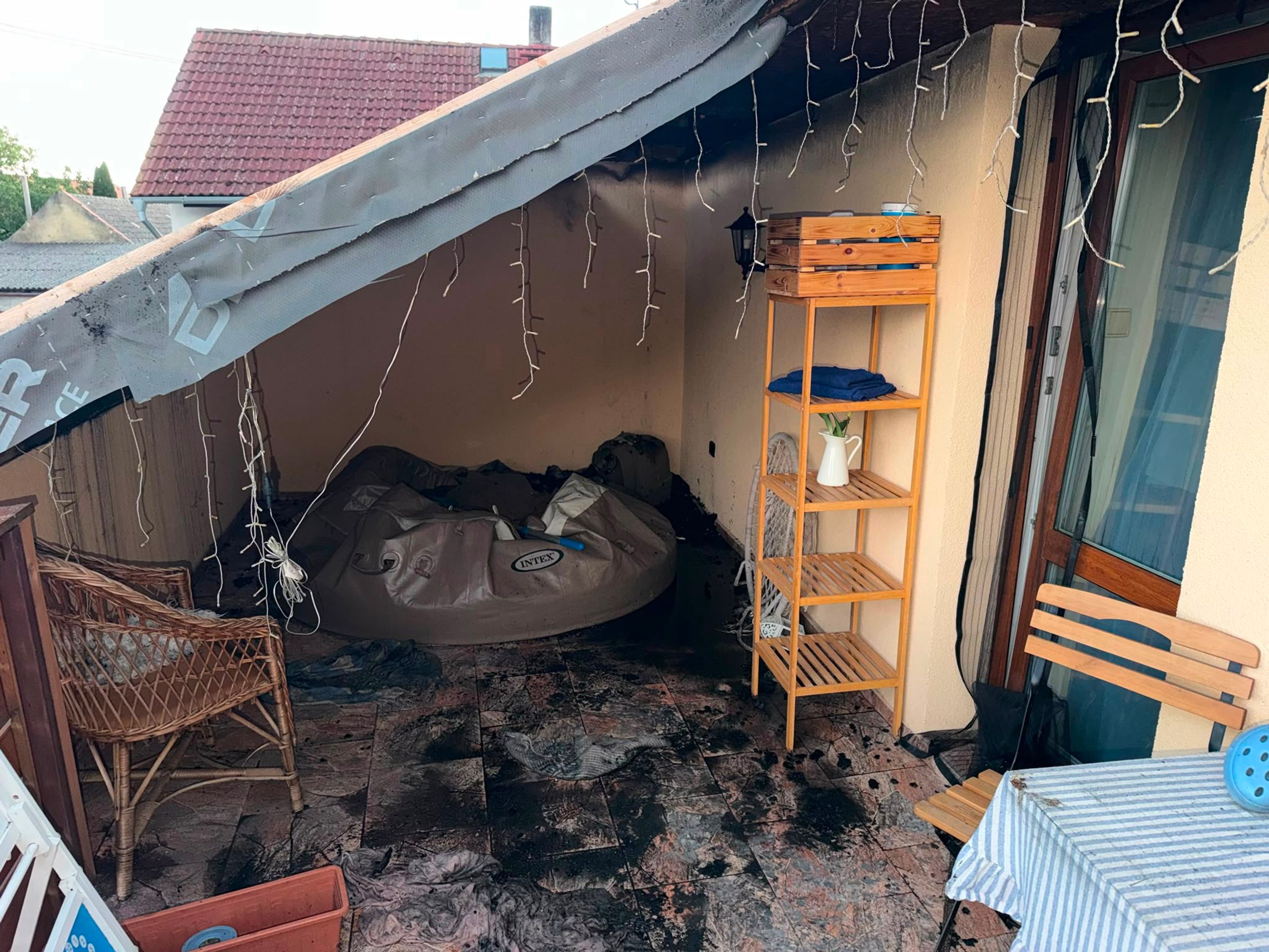 Požár domu na Mělnicku - Rodině ze Střem shořel dům (7/19)