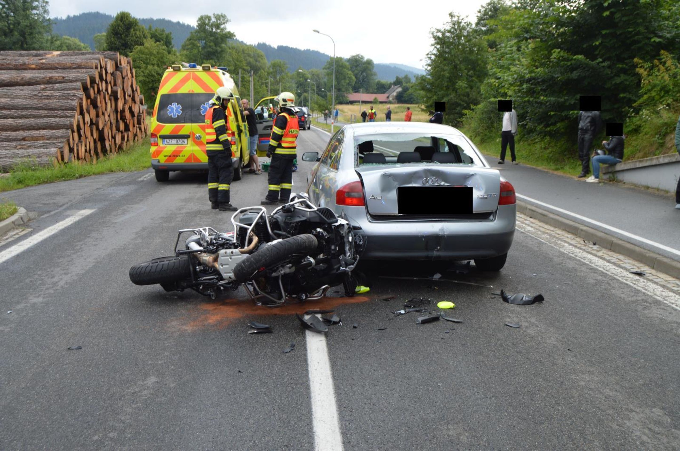 Spolujezdkyně se vážně zranila při nehodě motorky - 1 - GALERIE: Vážná nehoda na Vsetínsku (8/8)