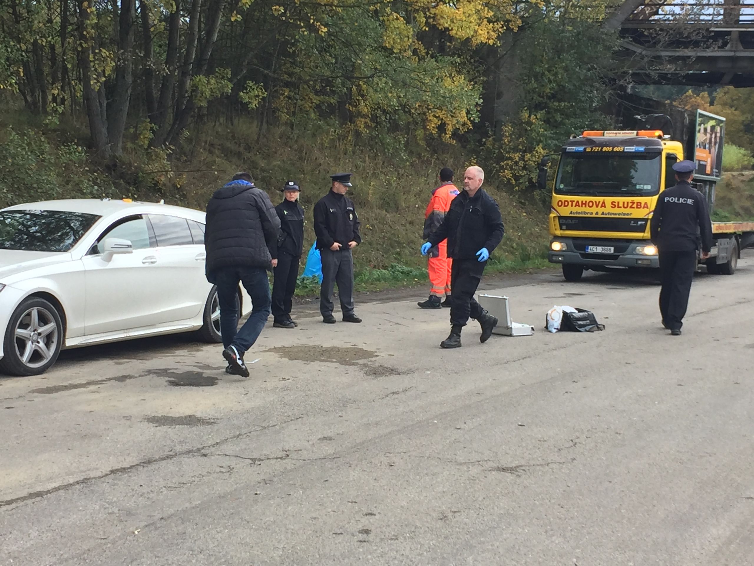 V odstaveném autě našli zraněného muže - GALERIE: V odstaveném autě nalezli těžce zraněného muže (5/6)