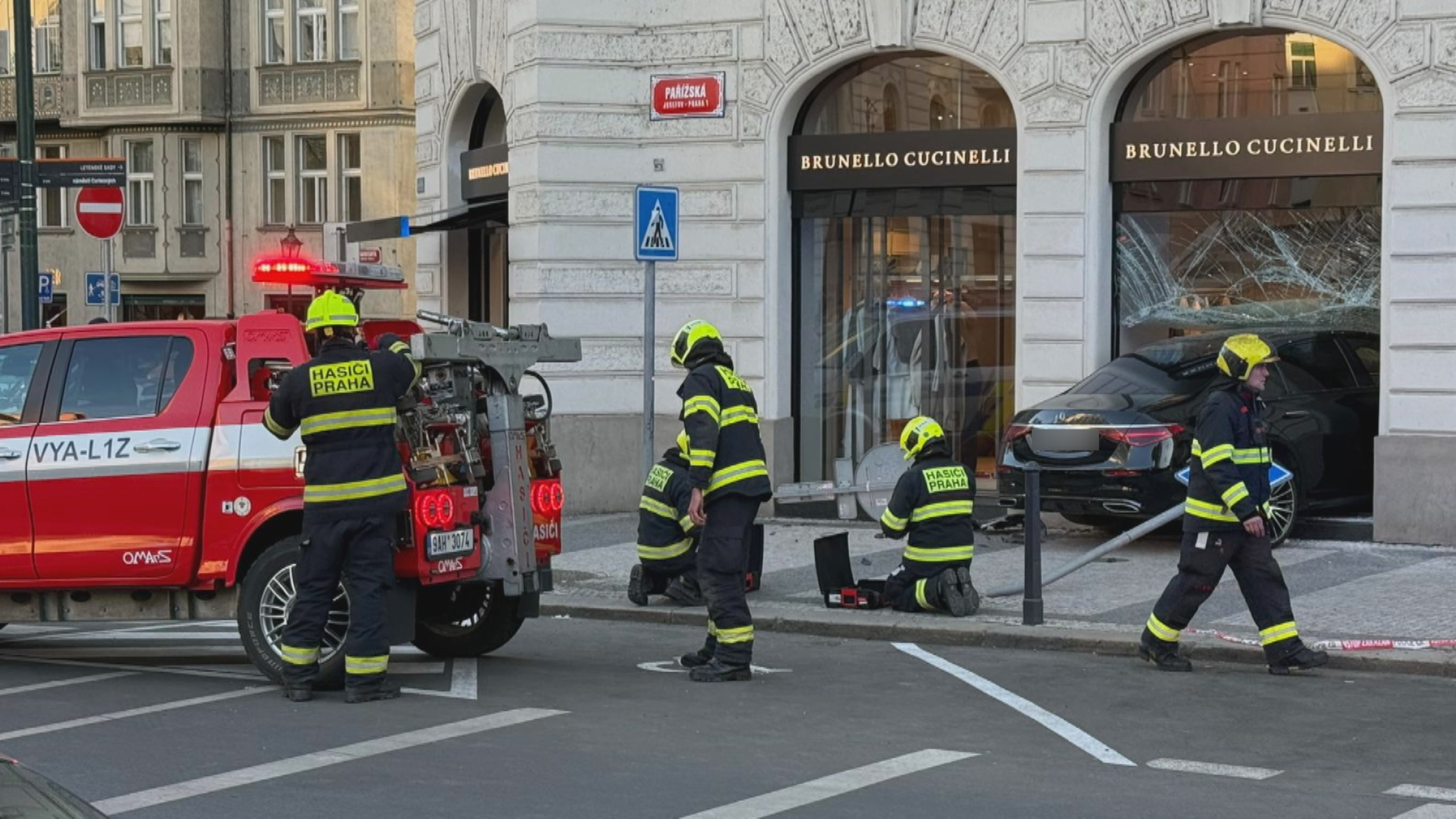 Mercedes projel výlohou - Mercedes projel výlohou luxusního obchodu (3/7)
