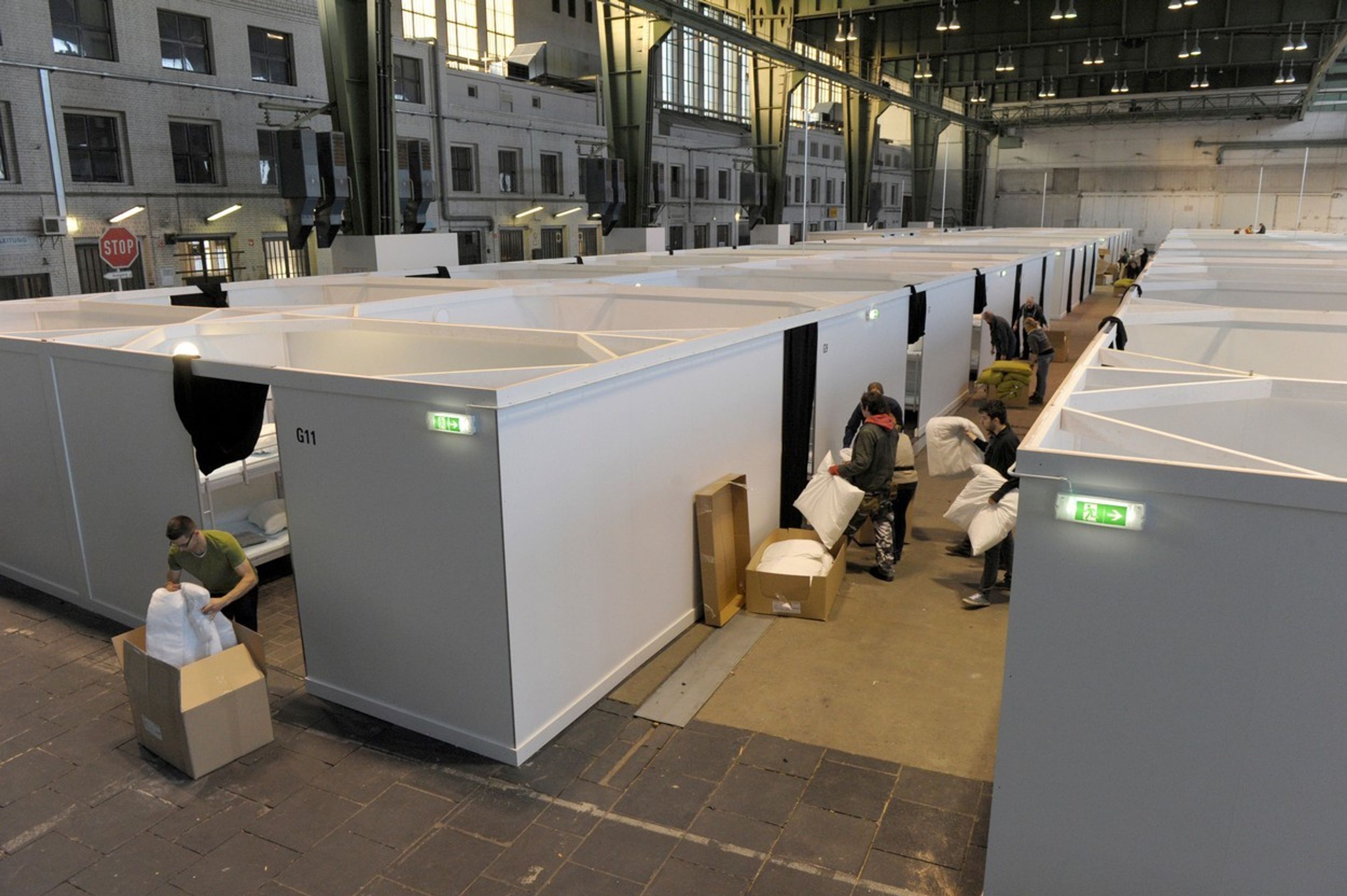 Uprchlické městečko v hangárech letiště Tempelhof - 3 - GALERIE: Uprchlické městečko v hangárech letiště Tempelhof (3/6)