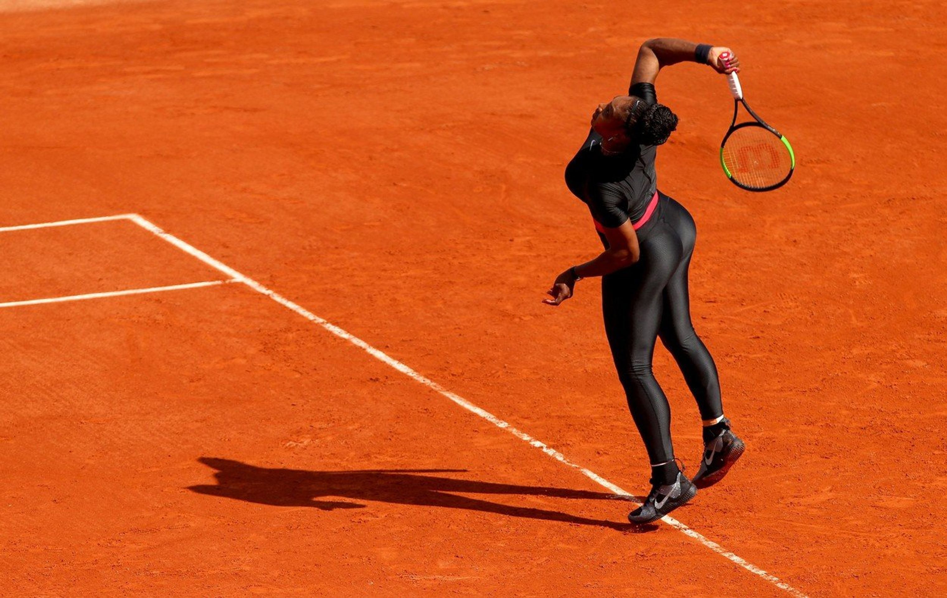 Serena Williamsová - GALERIE: Serena Williamsová hrála v nezvyklém outfitu (4/4)