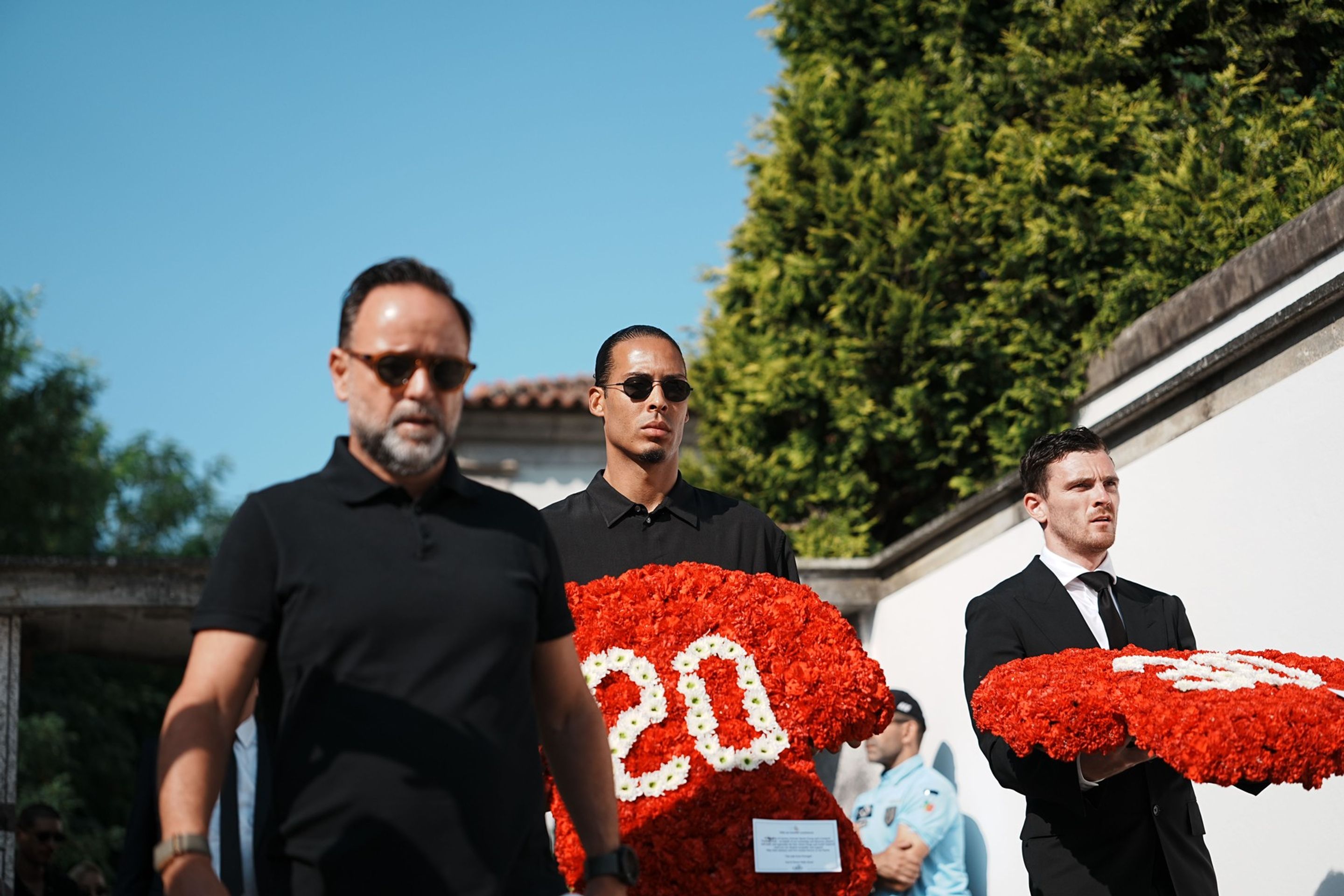 Virgil van Dijk a Andrew Robertson na pohřbu Dioga Joty - Pohřeb Dioga Joty a jeho bratra Andreho Silvy (5/12)