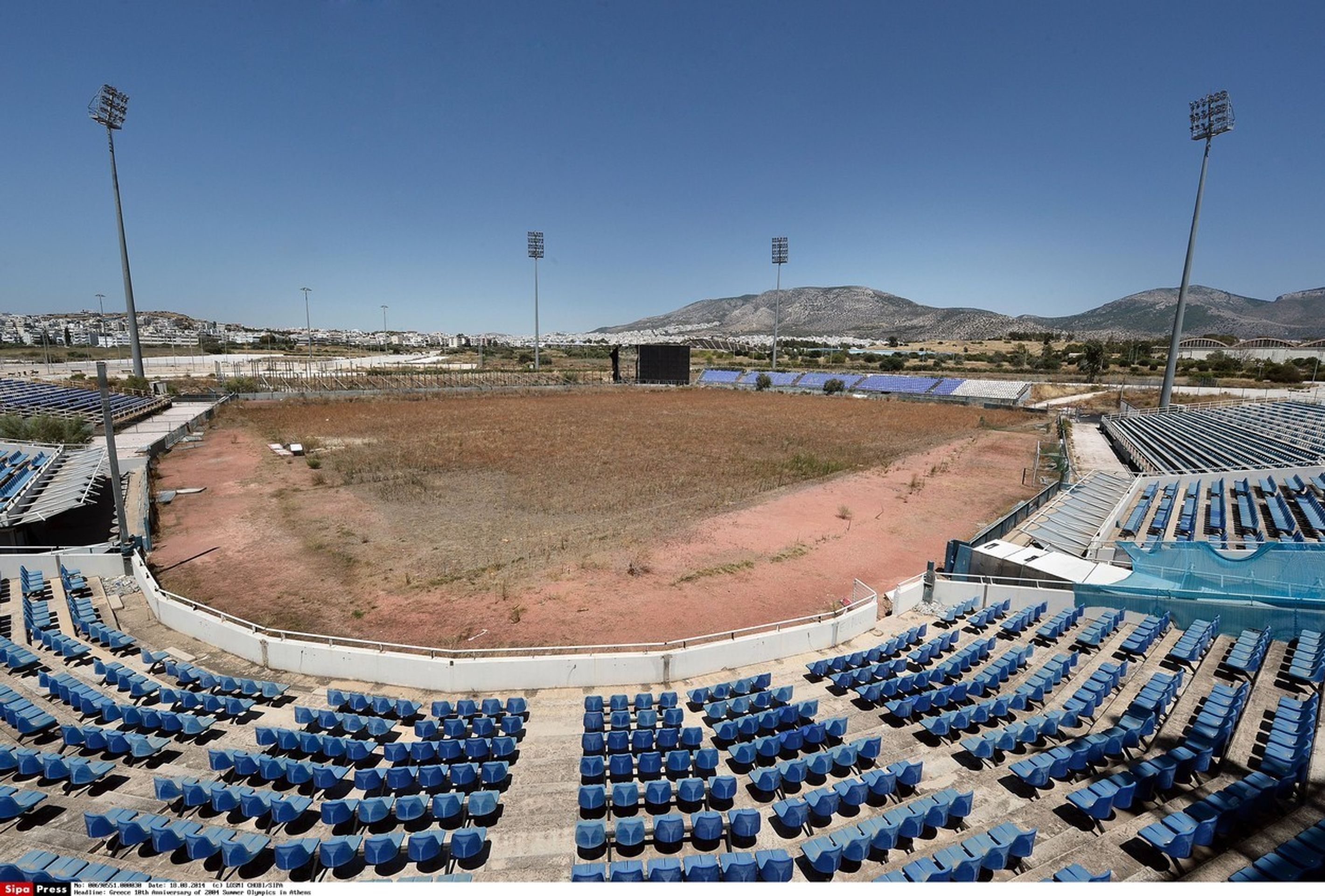 Opuštěný olympijský baseballový stadion na letišti Hellinikon - GALERIE: Místo Hellinikon - fašisté, CIA, olympiáda, uprchlíci (1/9)