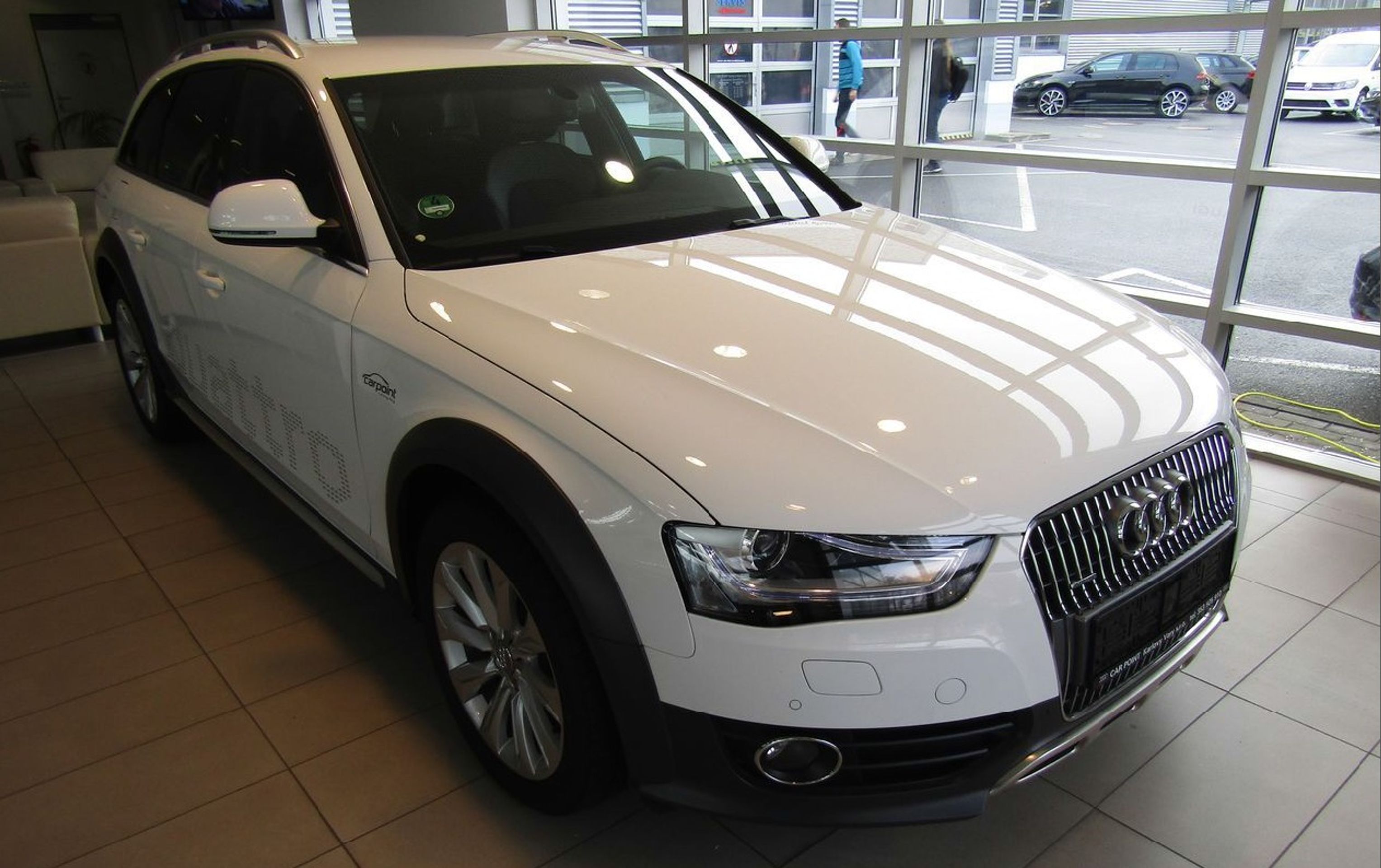 Krádež luxusních vozů z autosalonu v Domažlicích - 3 - GALERIE: Krádež luxusních vozů z autosalonu v Domažlicích (3/3)