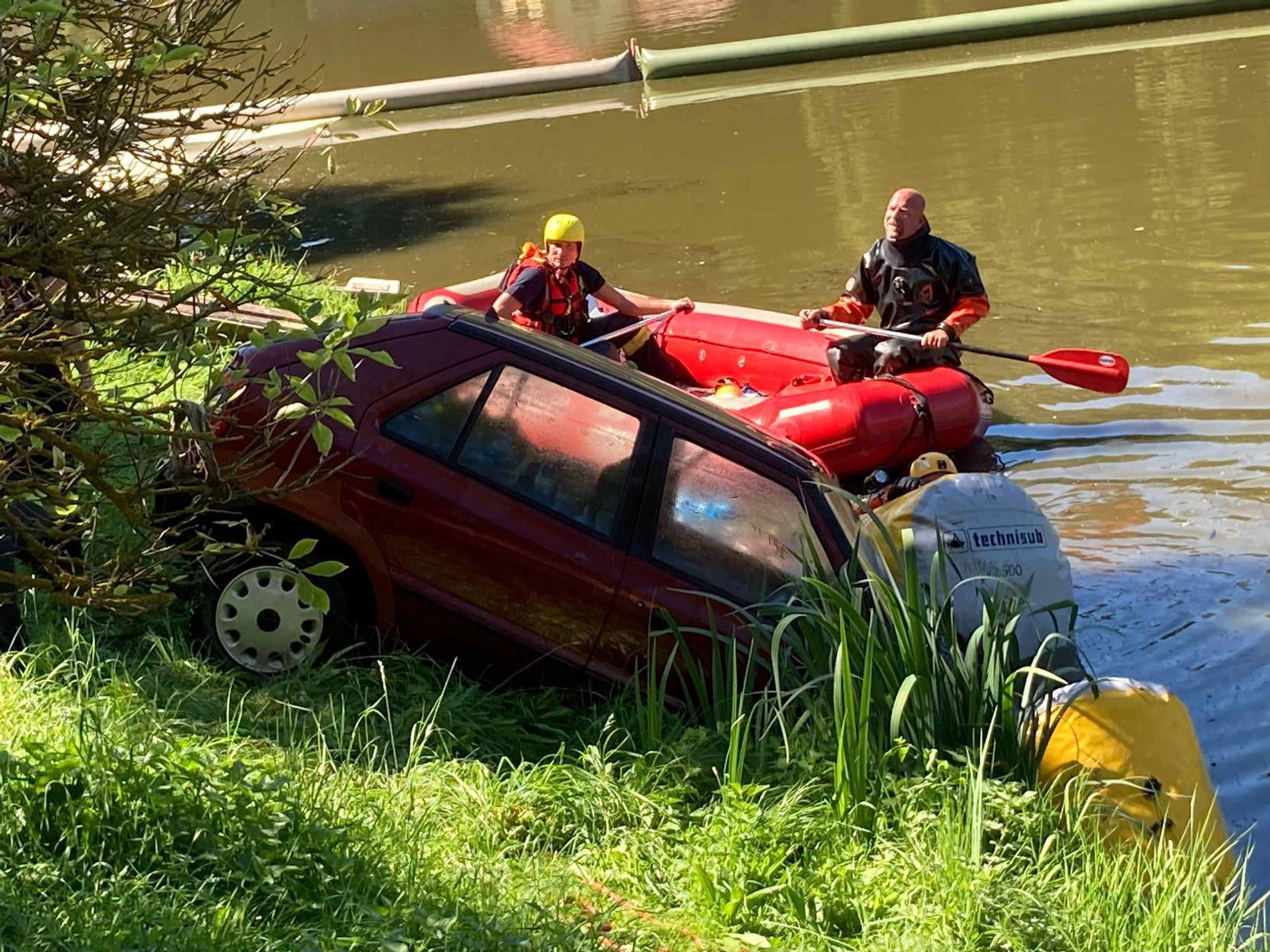 Auto v řece (3) - Auto v řece Lužnici (1/3)