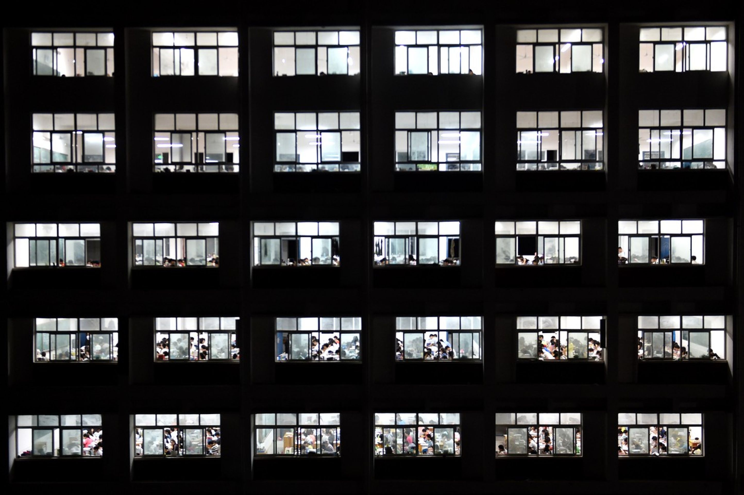 Test GaoKao - studenti před testem tráví studiem veškerý čas dlouho do noci - GALERIE: GaoKao, přijímací test na vysokou školu v Číně (1/7)