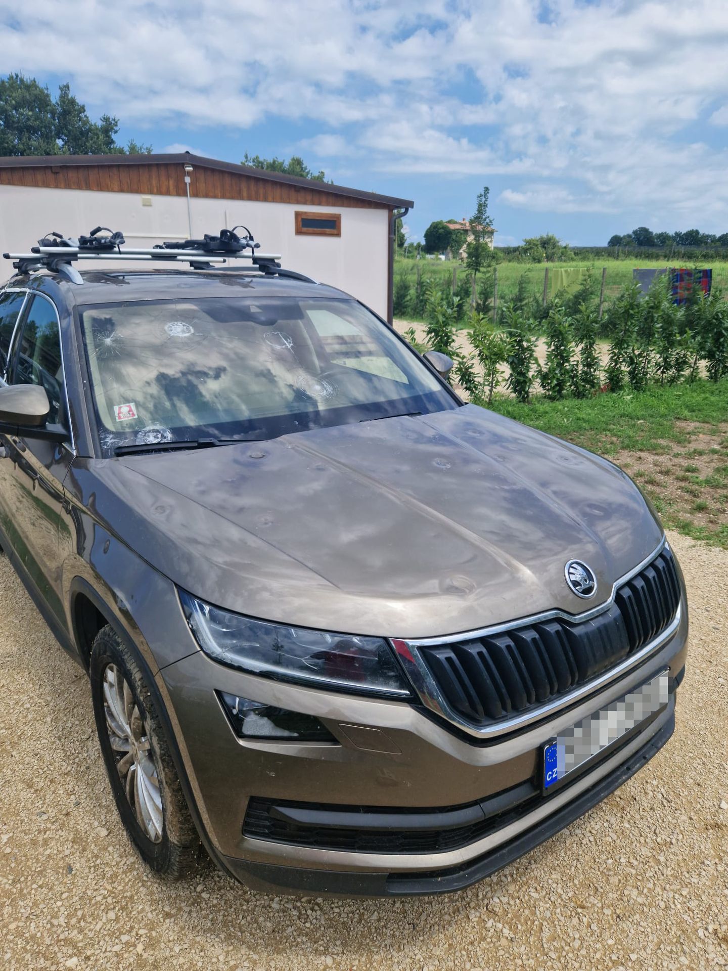 Kroupy v Itálii (3) - České rodině zničily auto kroupy (6/8)