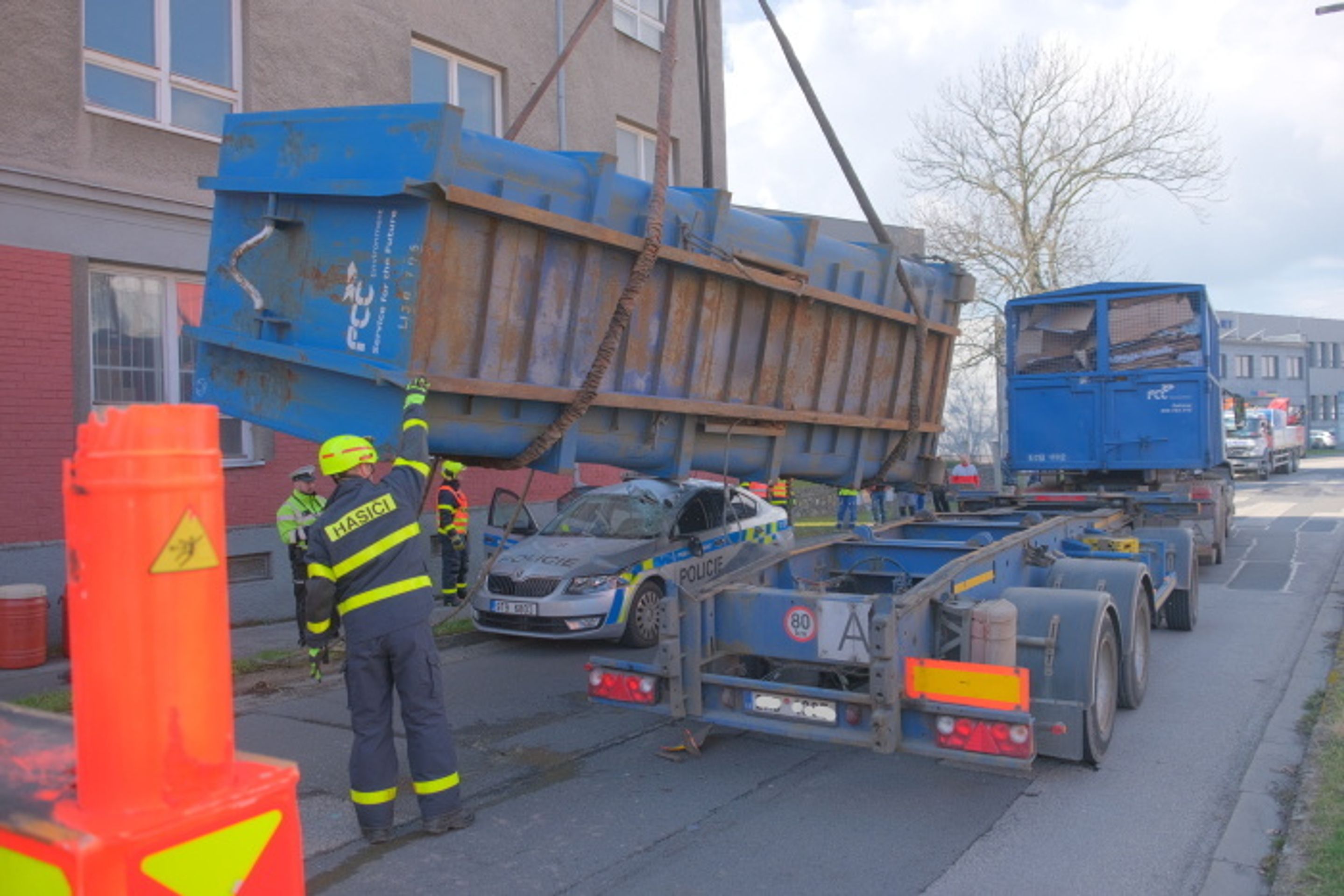 Kontejner v Ostravě spadl na policejní auto - 10 - GALERIE: Kontejner v Ostravě spadl na policejní auto (10/24)